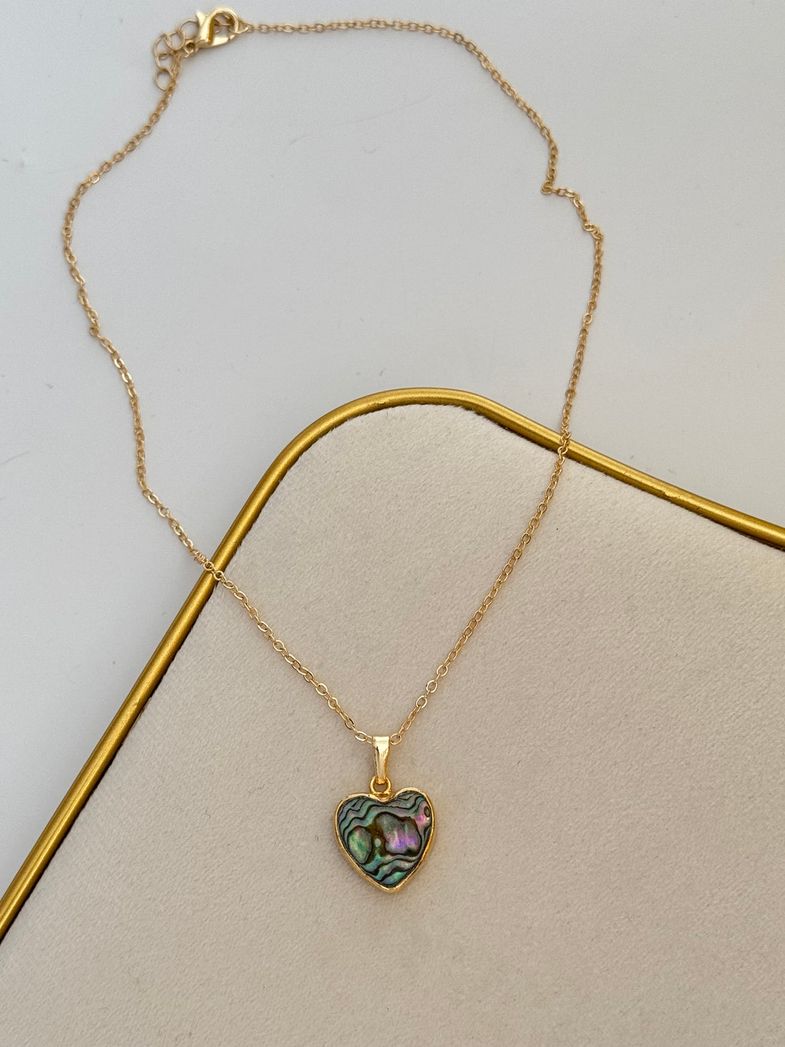 KALP DETAYLI DOĞAL TAŞLI ALTIN KAPLAMA KOLYE