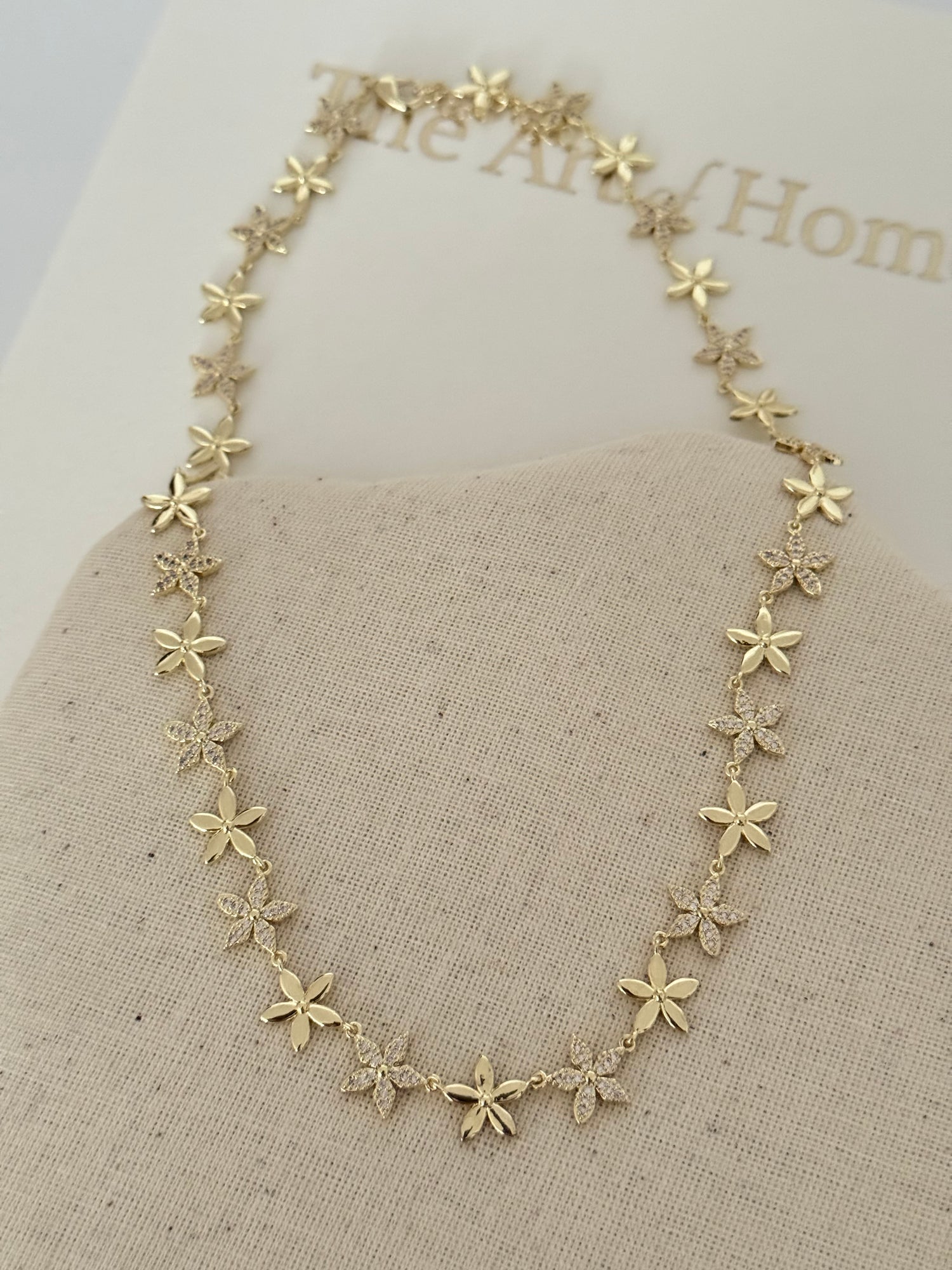 CLEMENCE ÇİÇEK DETAYLI GOLD KOLYE