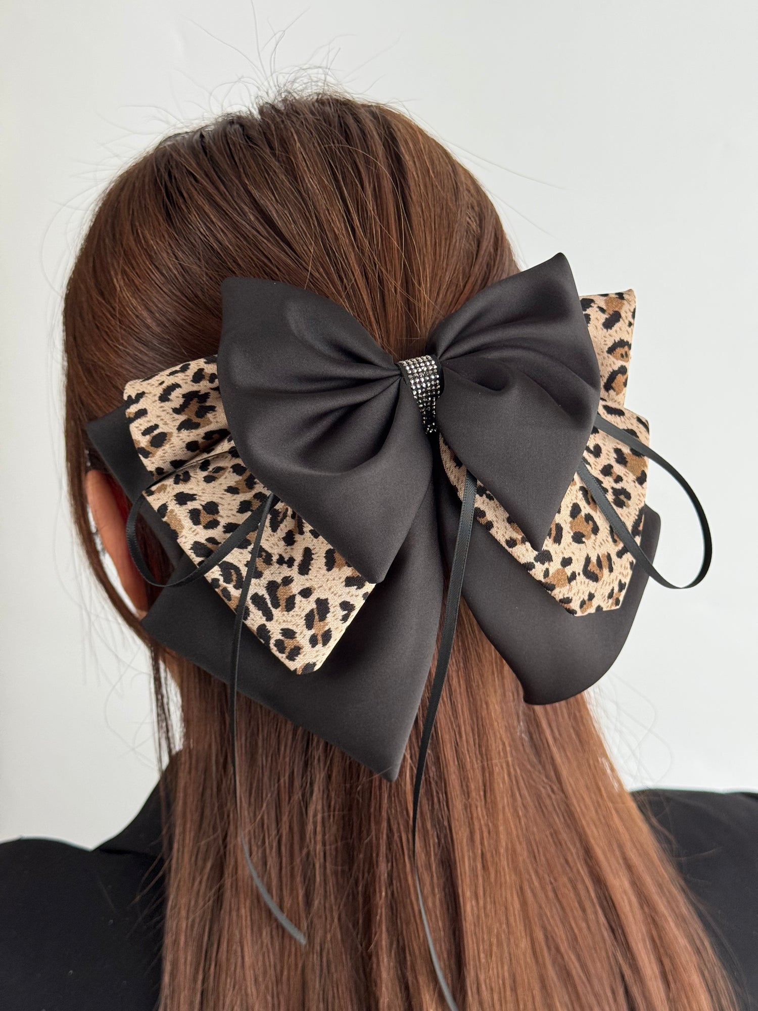 İTHAL LEOPARLI FİYONKLU KURDELELİ MANDAL TOKA