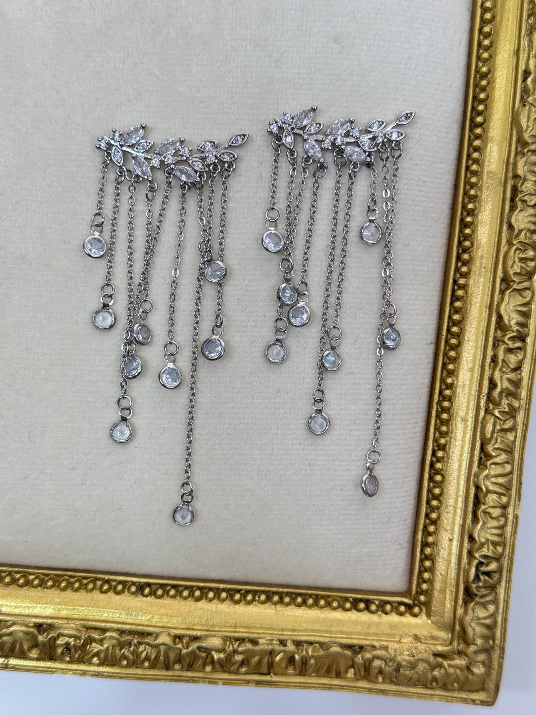 TAŞLI PÜSKÜLLÜ SİLVER KÜPE