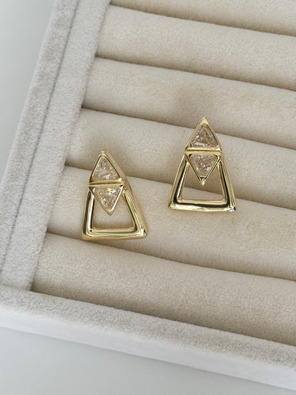 İTHAL ÜÇGEN DETAYLI GOLD KÜPE