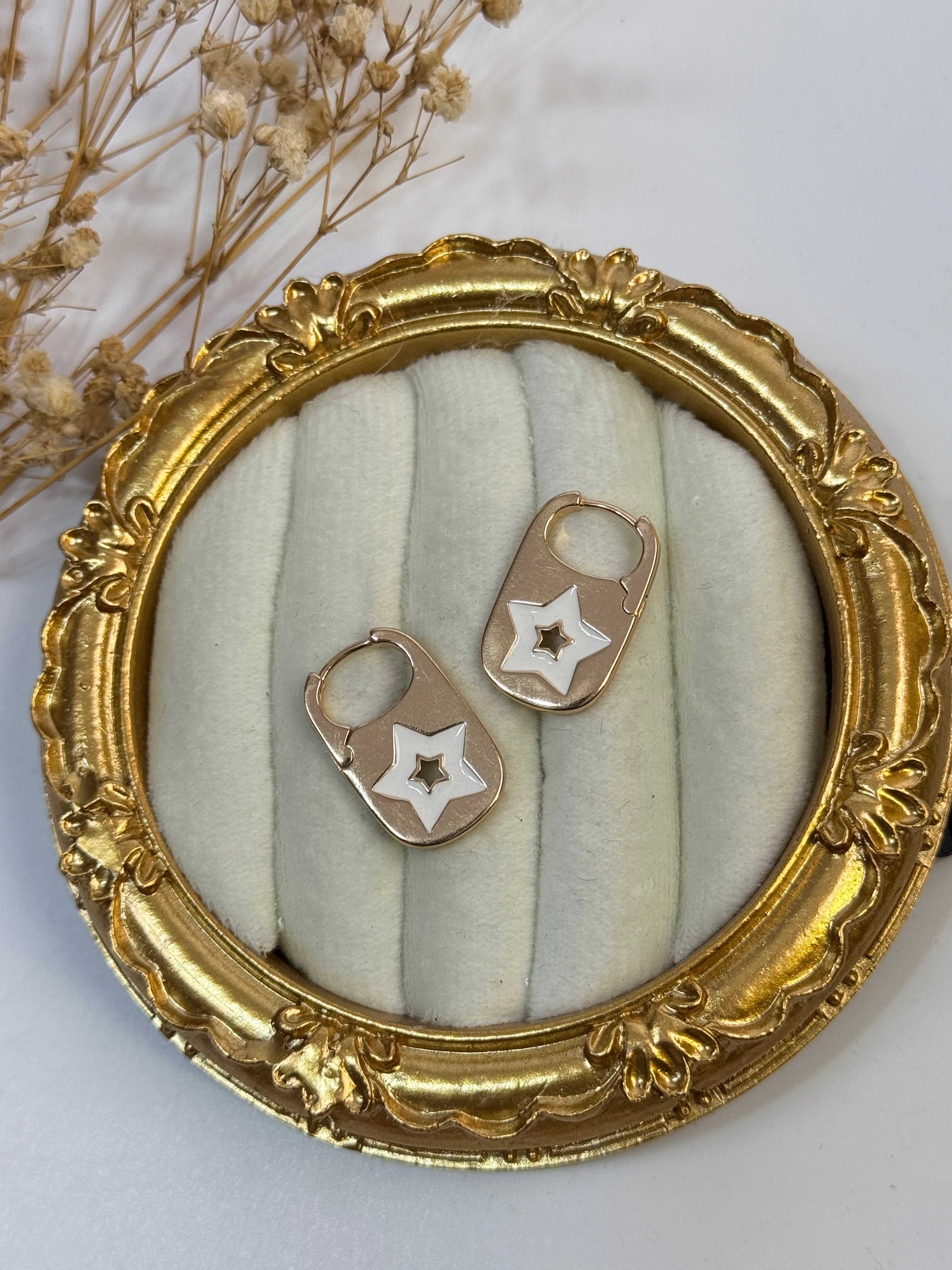 İTHAL BEYAZ MİNELİ YILDIZ DETAYLI KÜPE