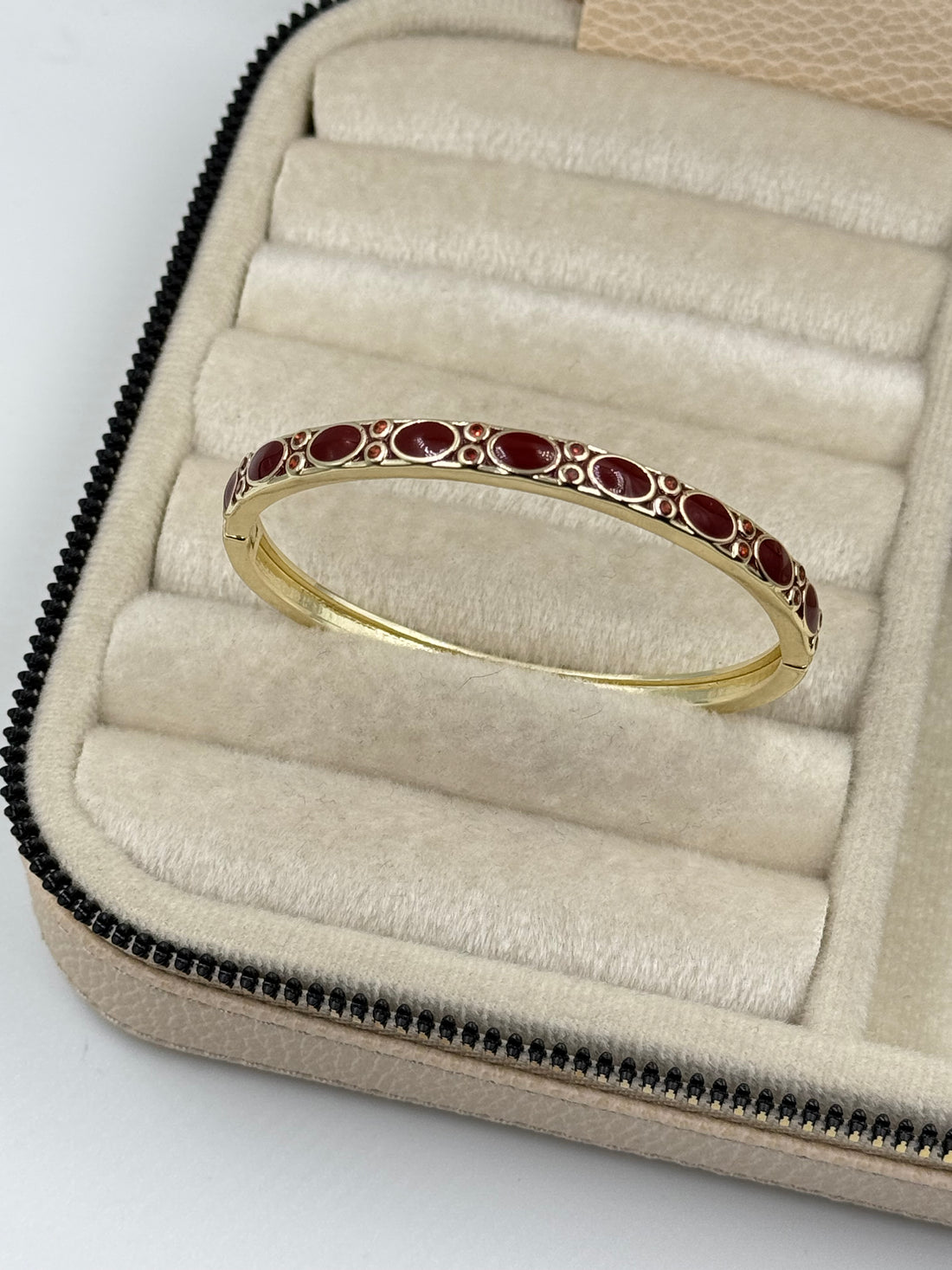 İTHAL BORDO MİNELİ TAŞ DETAYLI GOLD KELEPÇE BİLEZİK