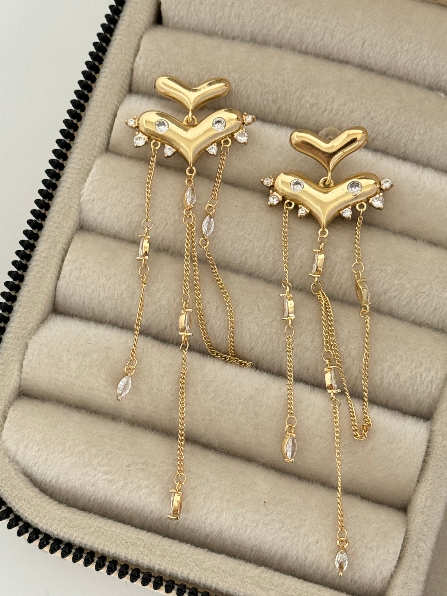 İTHAL KALP DETAYLI SALLANTILI GOLD KÜPE