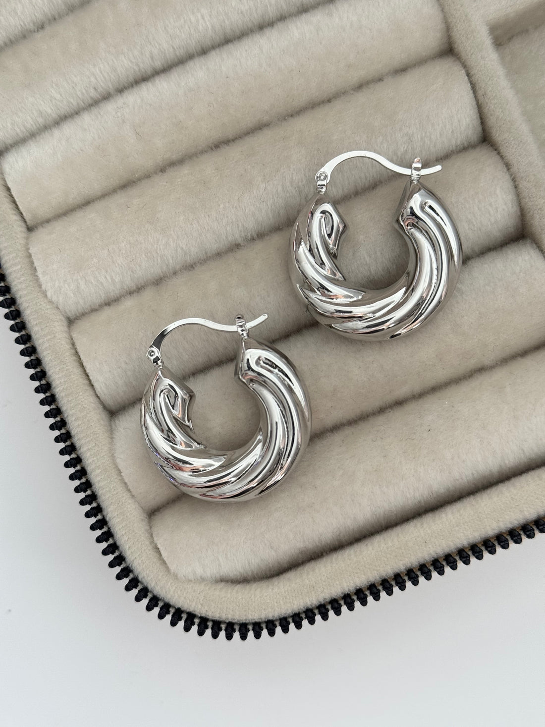 İTHAL BALON DALGALI SİLVER HALKA KÜPE