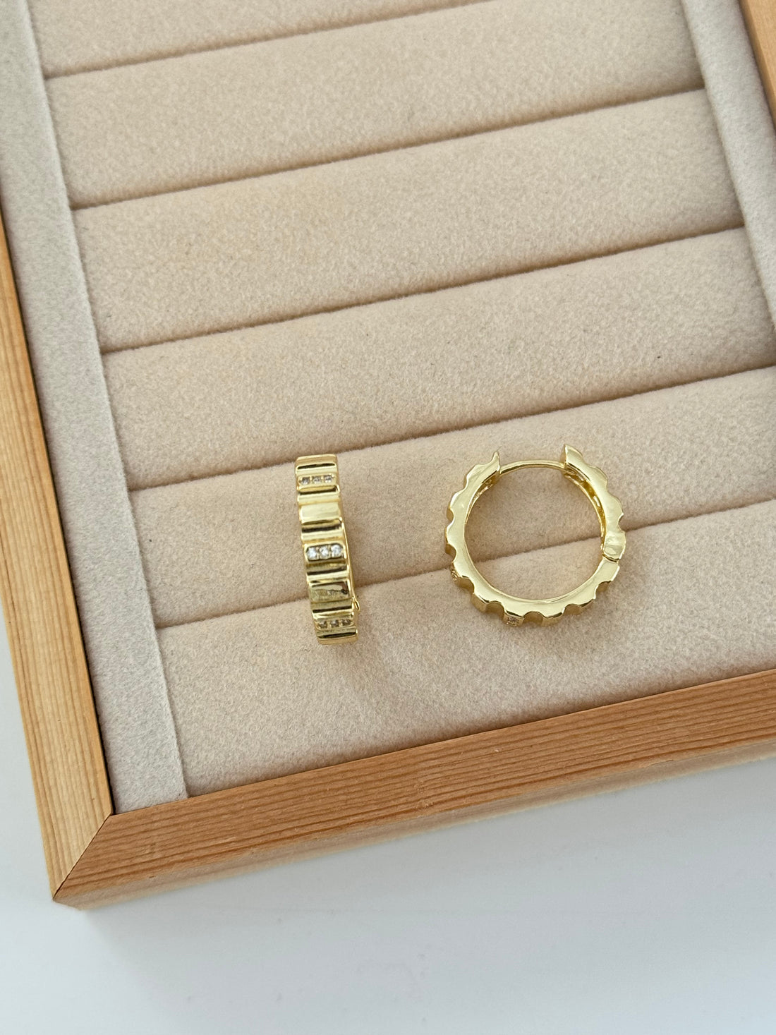 TİNE TIRTIK DETAYLI GOLD HALKA KÜPE