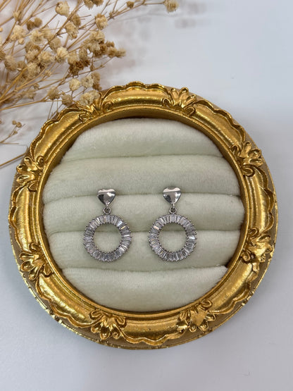 TAŞLI HALKA DETAYLI SİLVER KÜPE