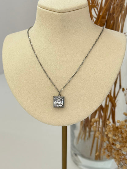 KARE TAŞLI SİLVER ÇELİK KOLYE