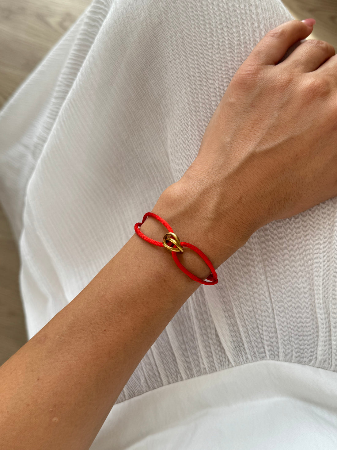 İTHAL MARKA MODEL KIRMIZI İPLİ AYARLANABİLİR BİLEKLİK