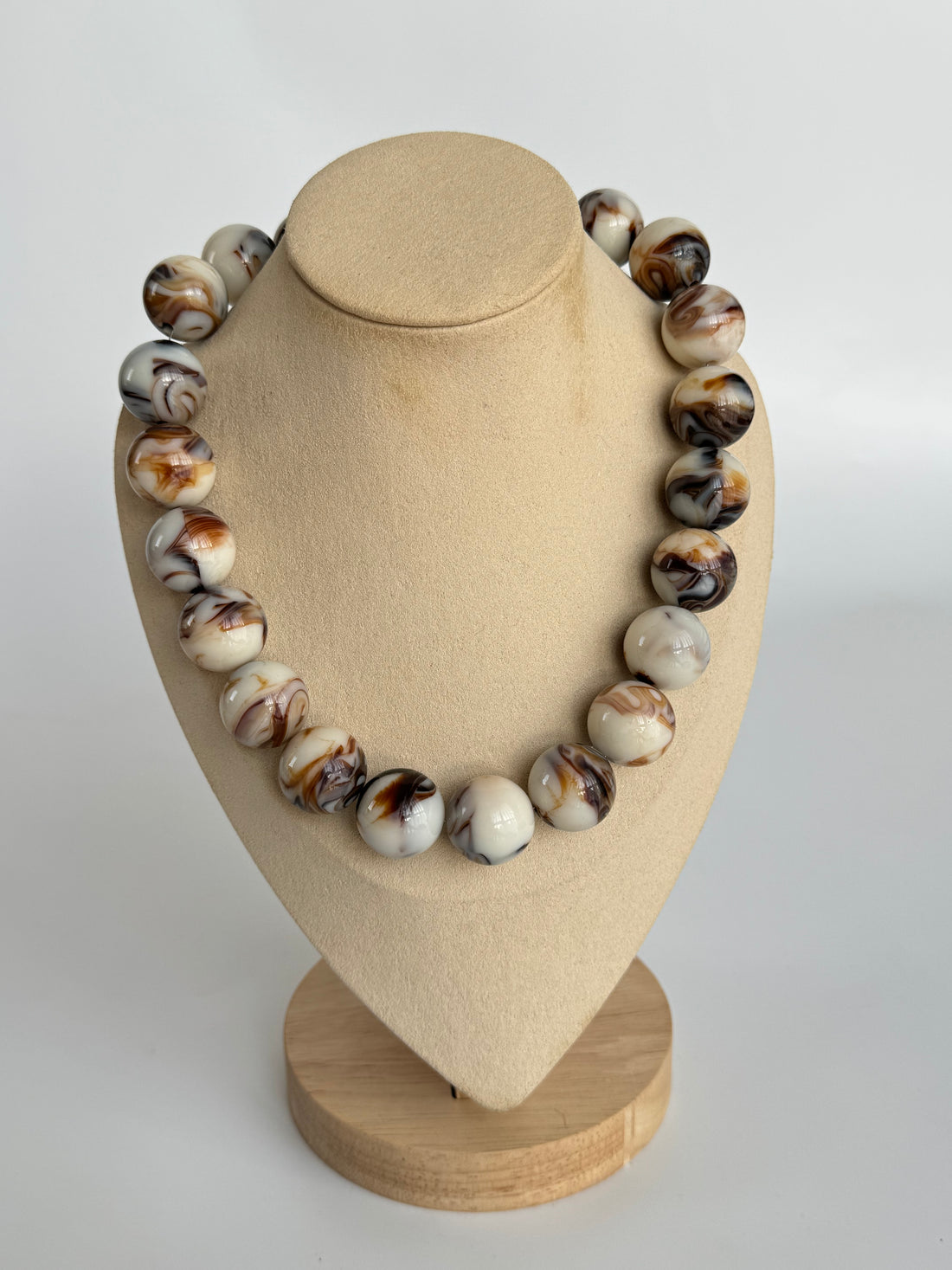 İTHAL TOP DETAYLI KREM EBRULİ KEMİK KOLYE