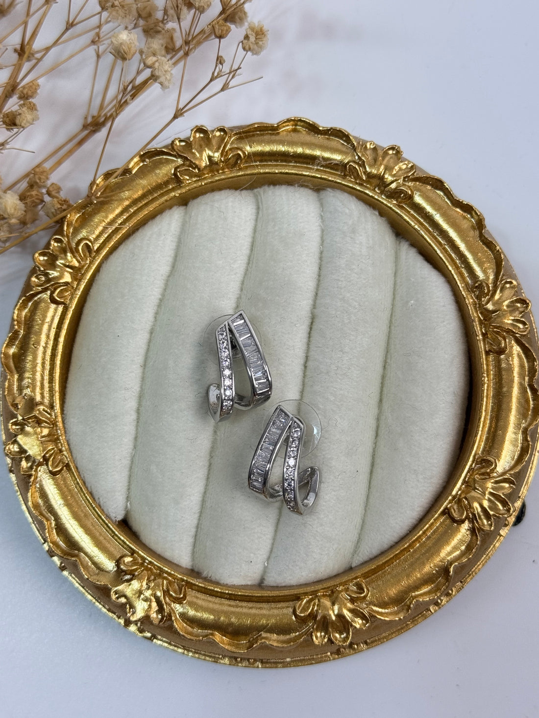 İTHAL TAŞ DETAYLI MİNİMAL KİLİT KÜPE