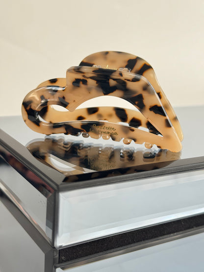 İTHAL KALP DETAYLI LEOPAR KEMİK MANDAL TOKA