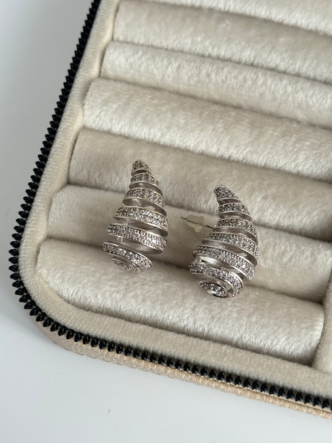 İTHAL TAŞLI MARKA MODEL DAMLA DETAYLI SİLVER KÜPE