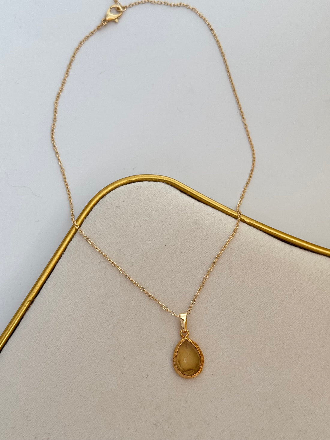 SARI DOĞAL TAŞLI ALTIN KAPLAMA KOLYE