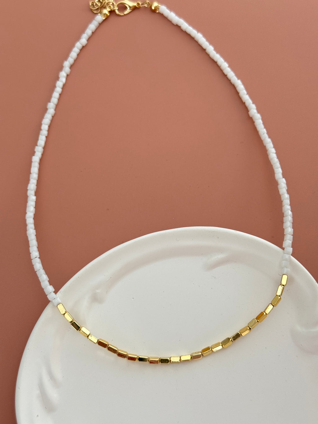 ARİN BEYAZ CAM BONCUKLU ALTIN KAPLAMA DETAYLI KOLYE