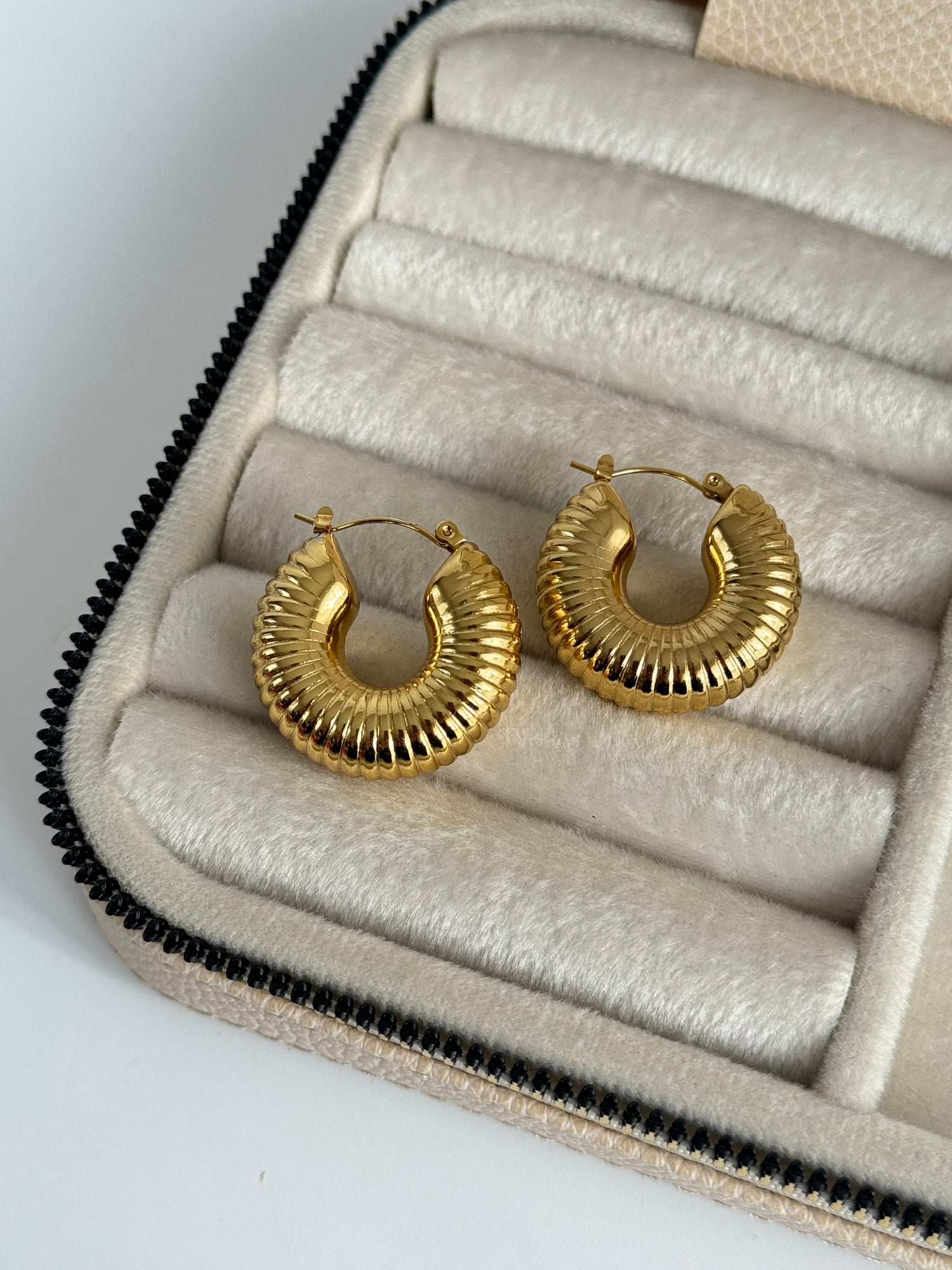 İTHAL SALYANGOZ DETAYLI GOLD KÜPE