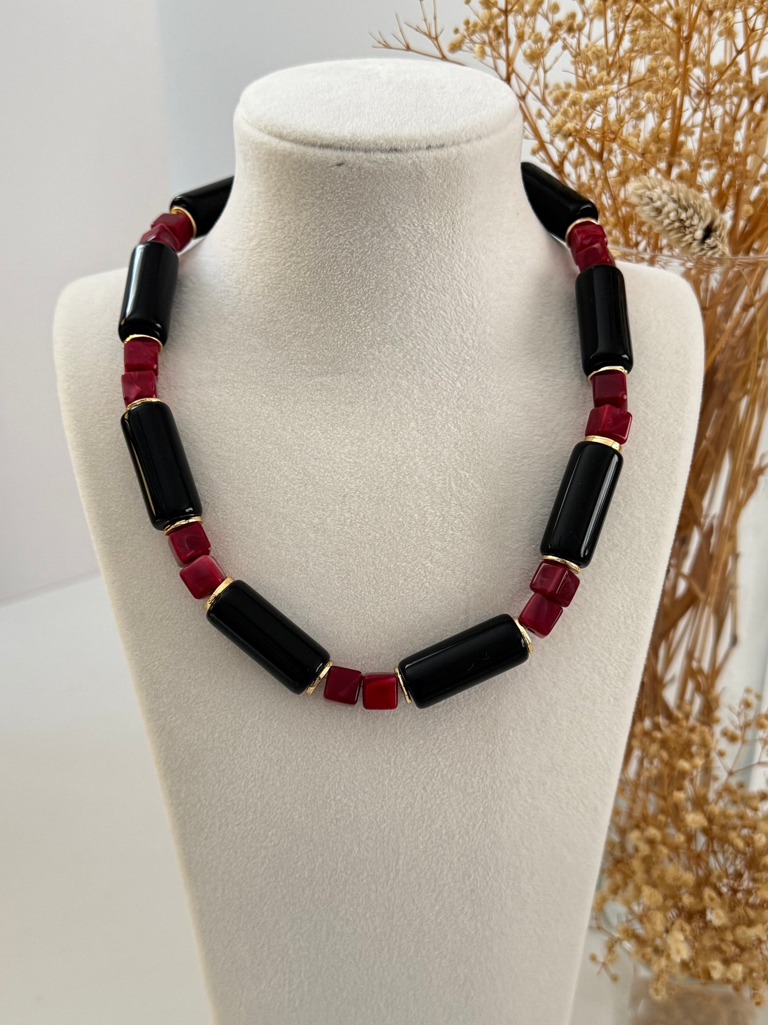 İTHAL BORDO TAŞ DETAYLI SİYAH KEMİK KOLYE