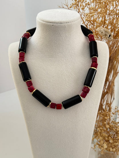 İTHAL BORDO TAŞ DETAYLI SİYAH KEMİK KOLYE