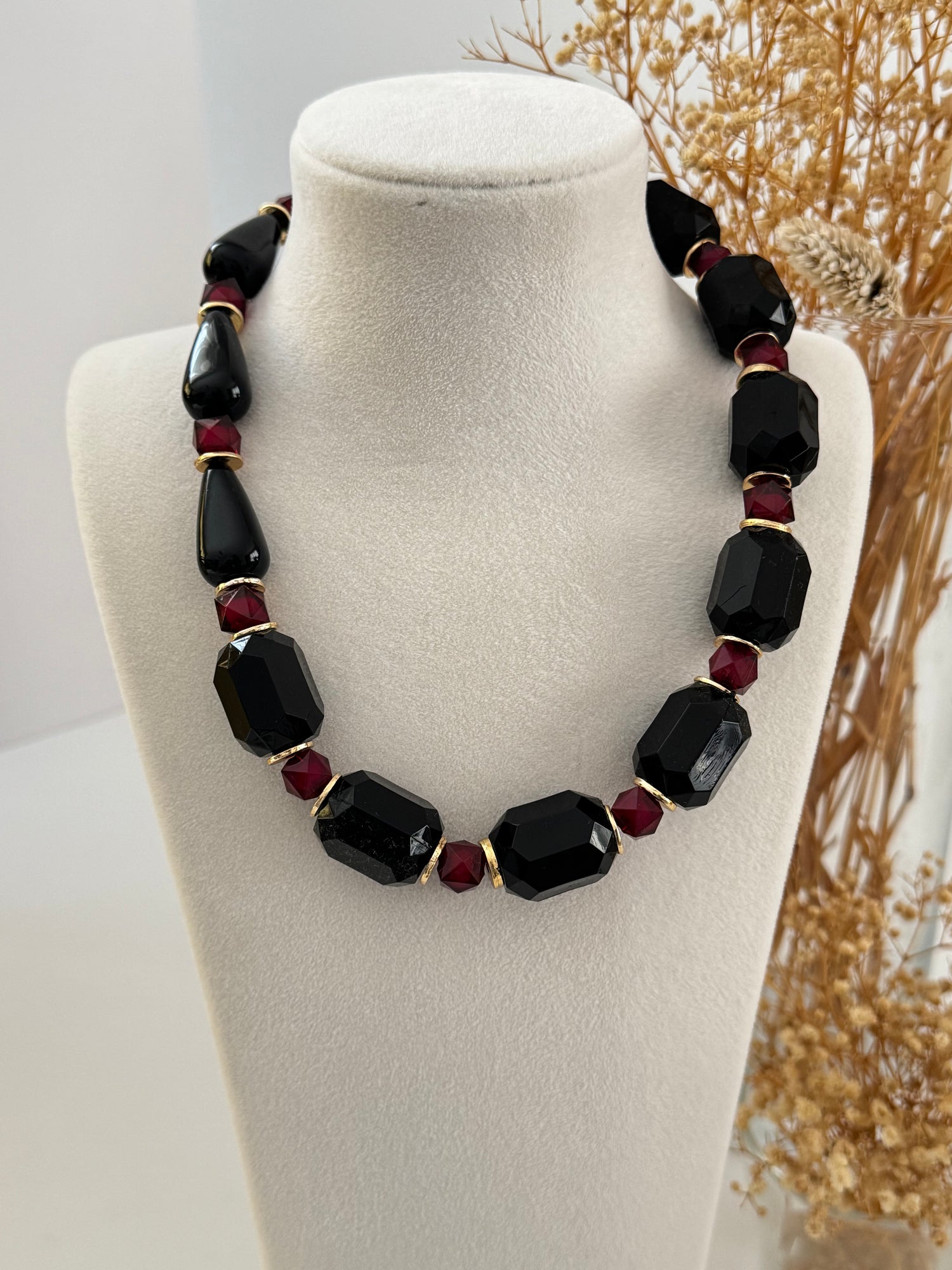 İTHAL BORDO TAŞ DETAYLI SİYAH KEMİK KOLYE