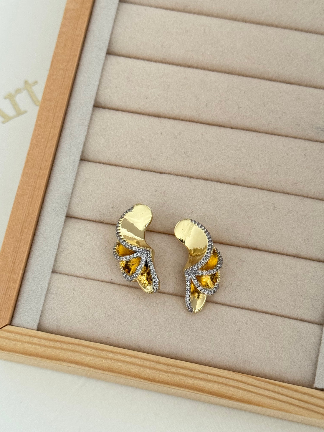 ELİA TAŞ DETAYLI GOLD KÜPE