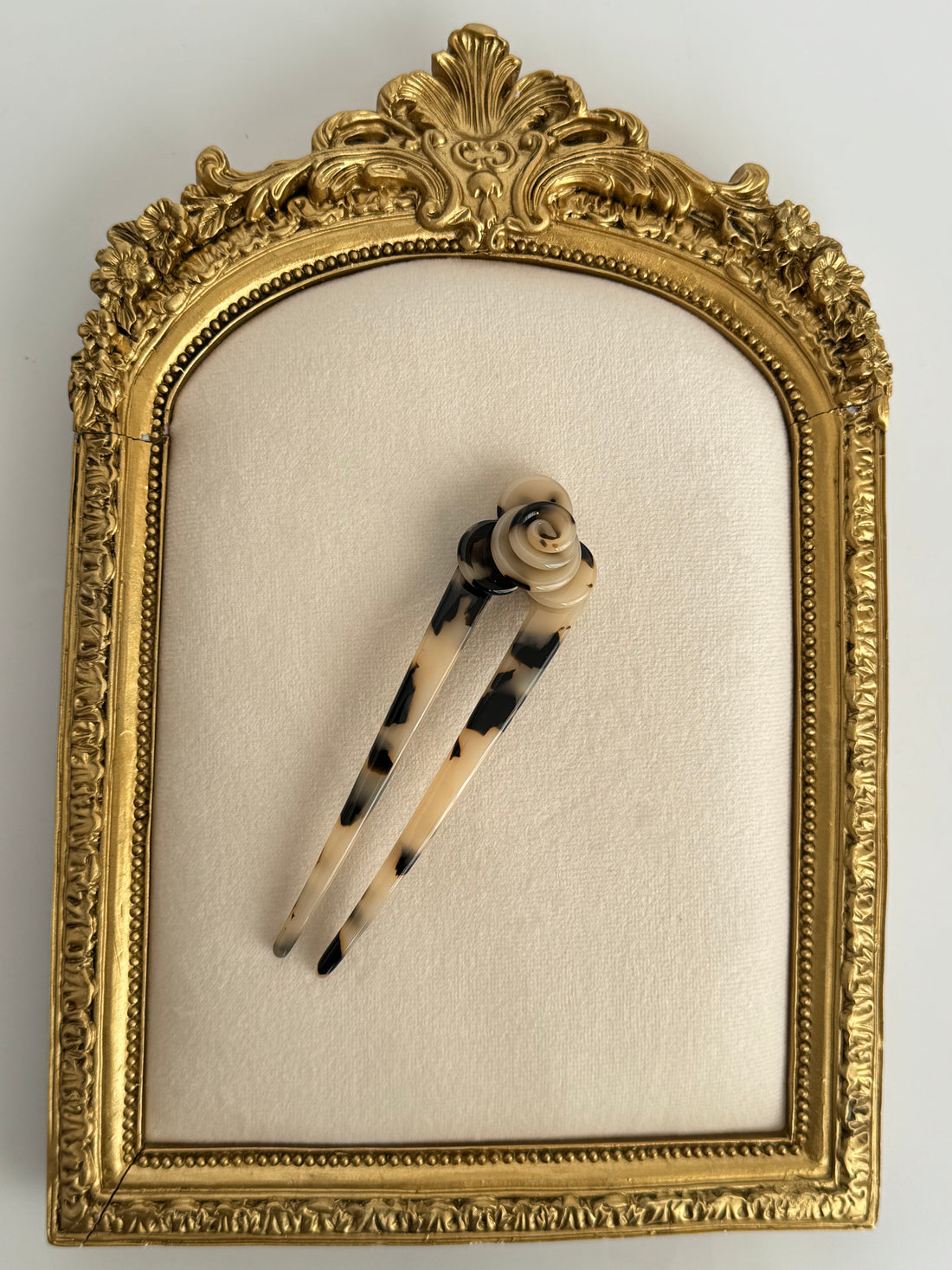 İTHAL GÜL DETAYLI LEOPARLI KEMİK TOPUZ ÇUBUĞU