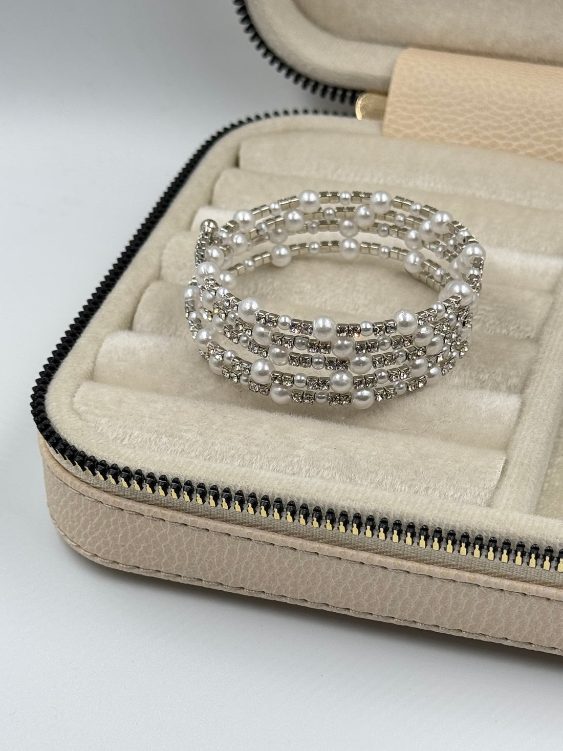 İTHAL İNCİ DETAYLI ÇOKLU SARMAL SİLVER YAYLI BİLEZİK BİLEKLİK