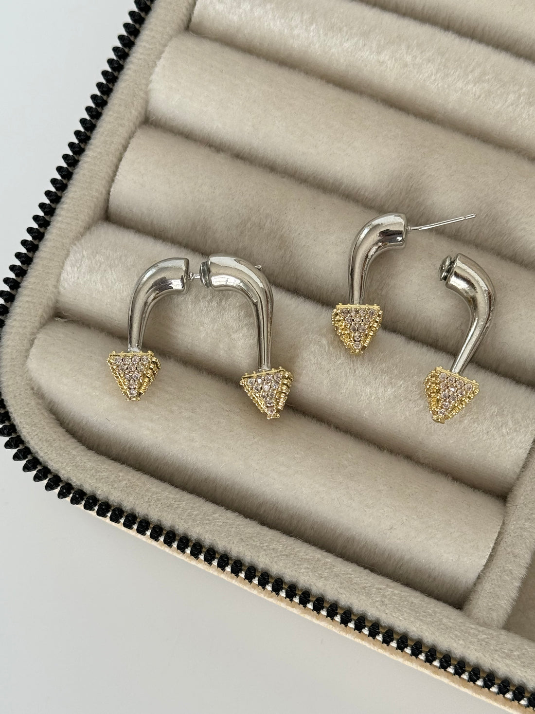 İTHAL MARKA MODEL ÇİVİ DETAYLI GOLD TAŞ DETAYLI SİLVER KÜPE