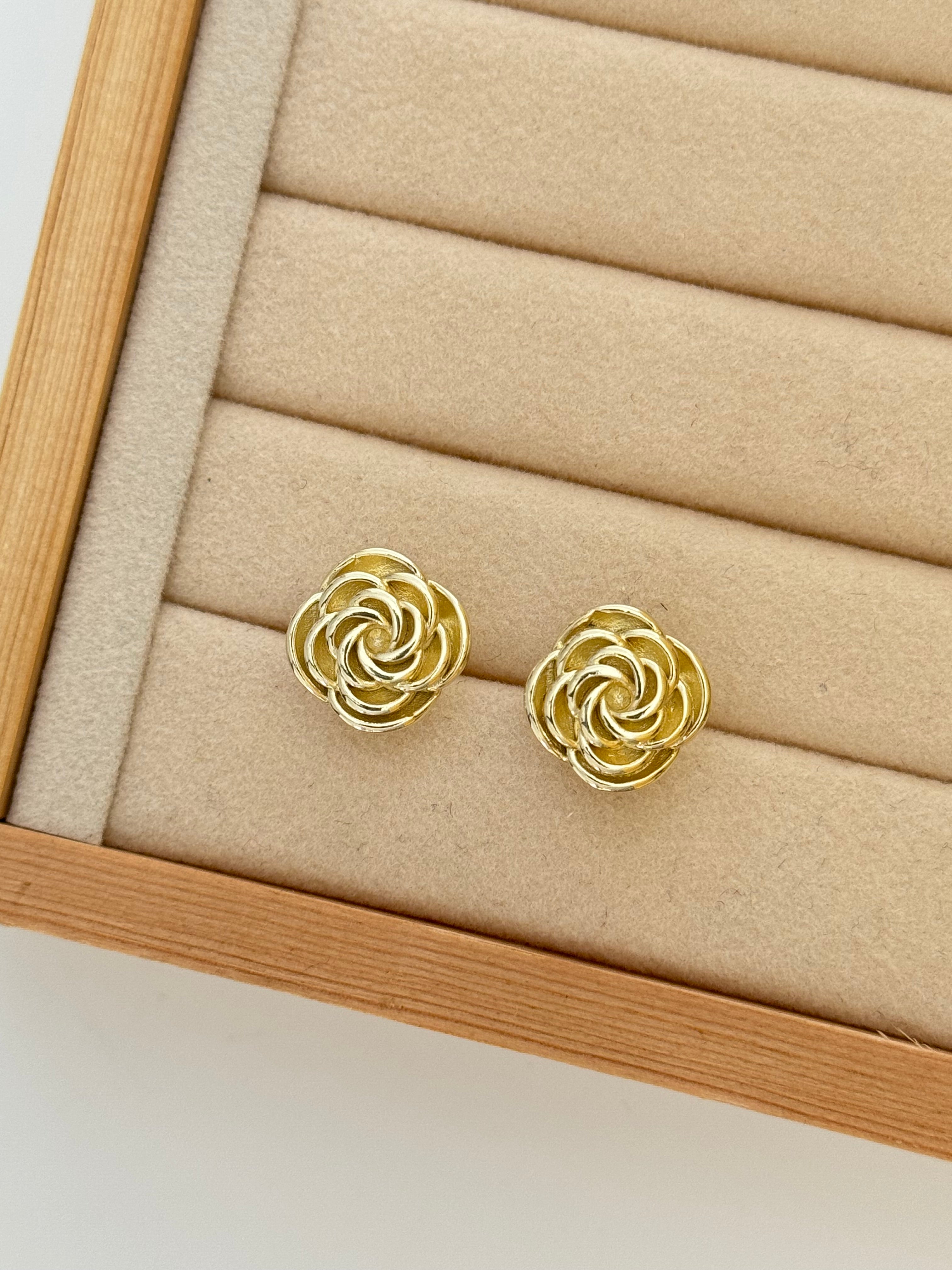 GÜL DETAYLI GOLD KÜPE