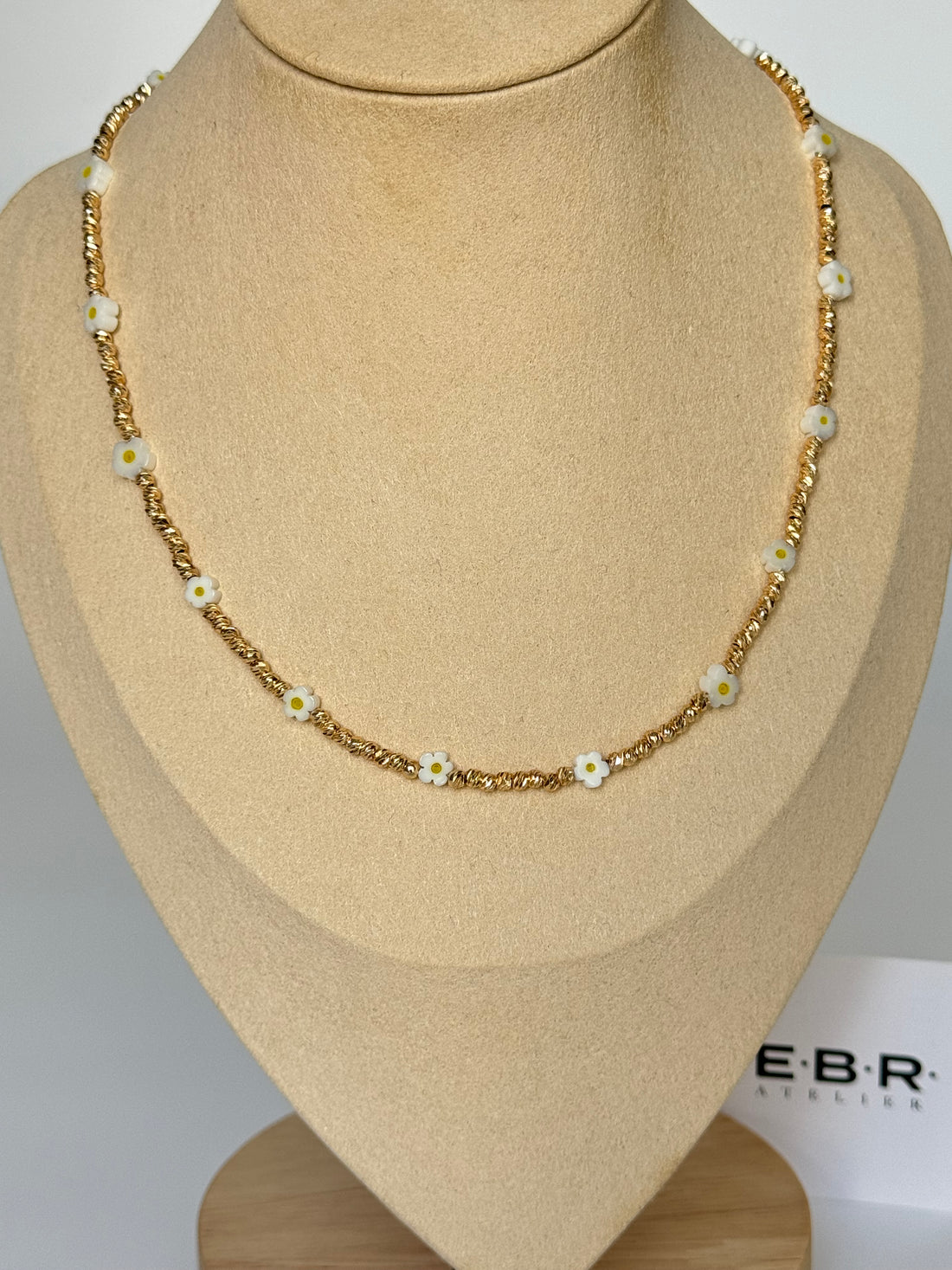 NAVİ BEYAZ ÇİÇEKLİ ALTIN KAPLAMA DETAYLI KOLYE