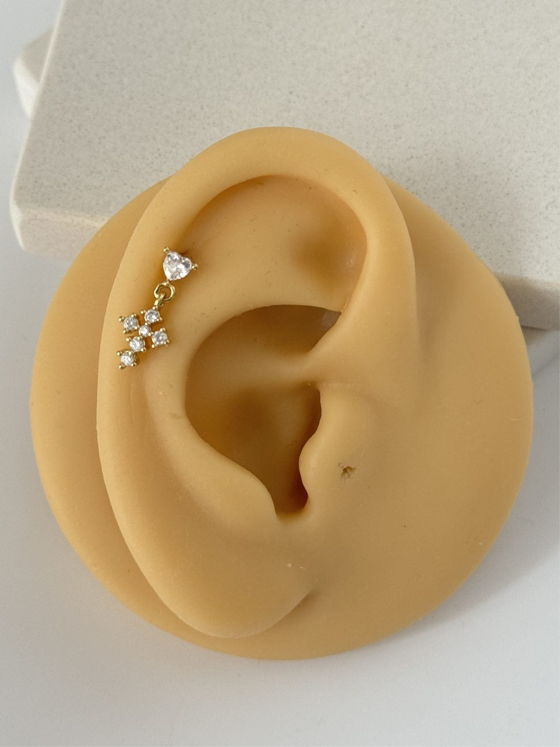 TAŞLI SALLANTILI TRAGUS PİERCİNG