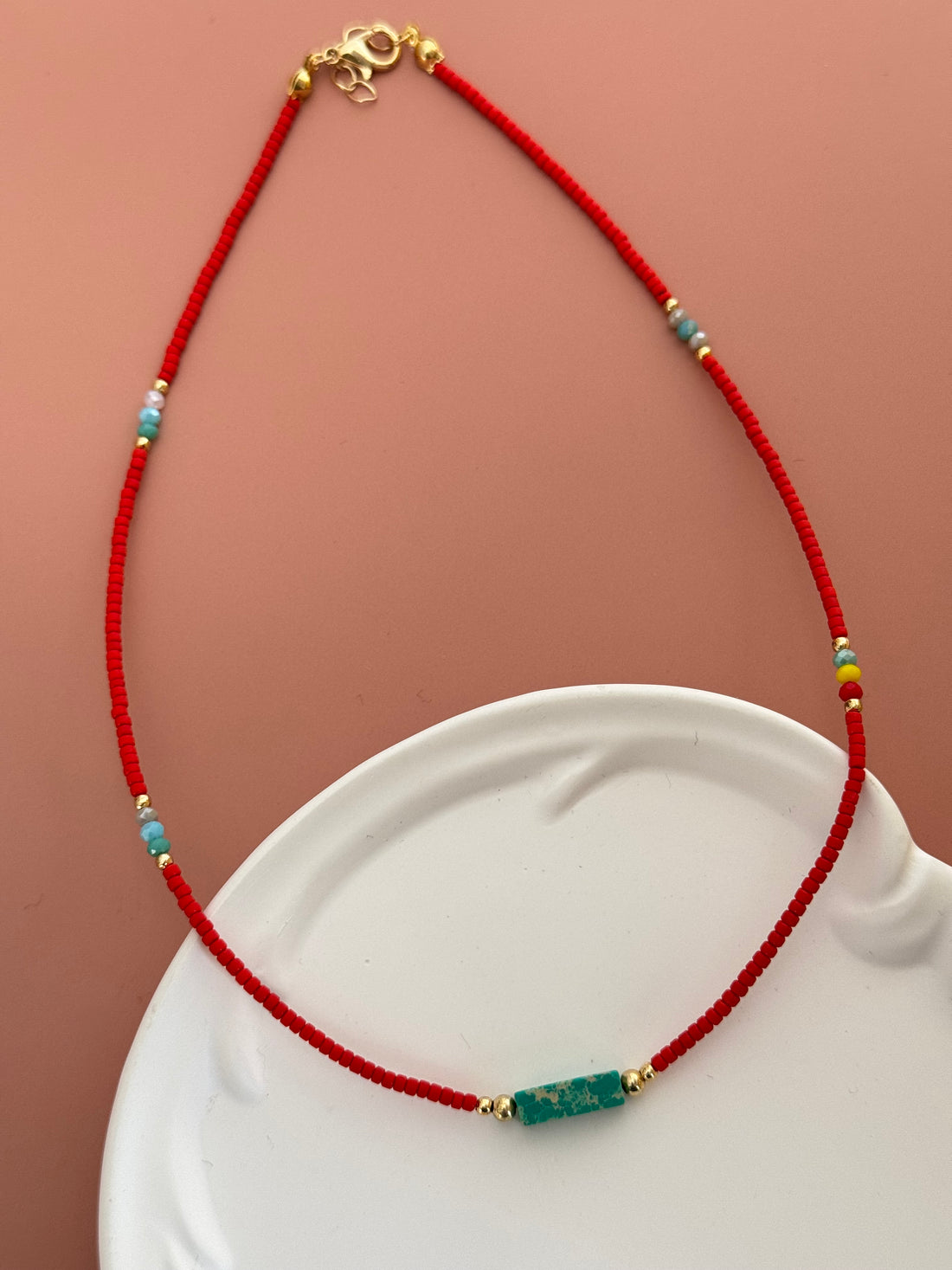 MARA YEŞİL DOĞAL TAŞ DETAYLI KIRMIZI BONCUK KOLYE