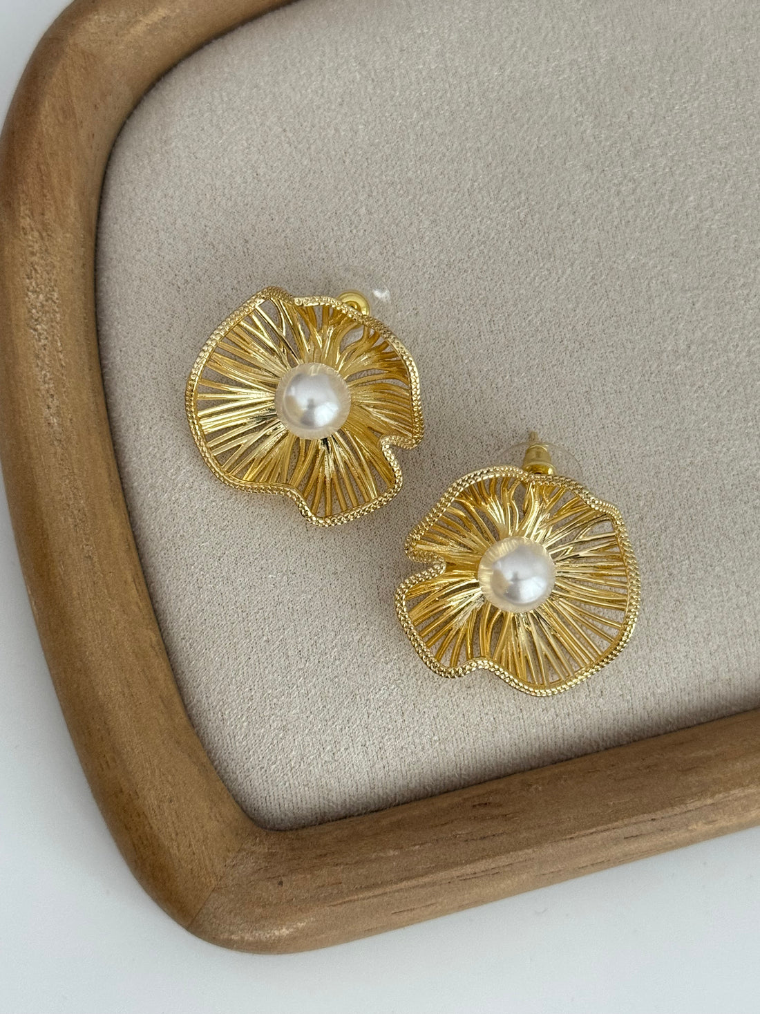 DELARA İNCİ DETAYLI GOLD ÇİÇEK KÜPE