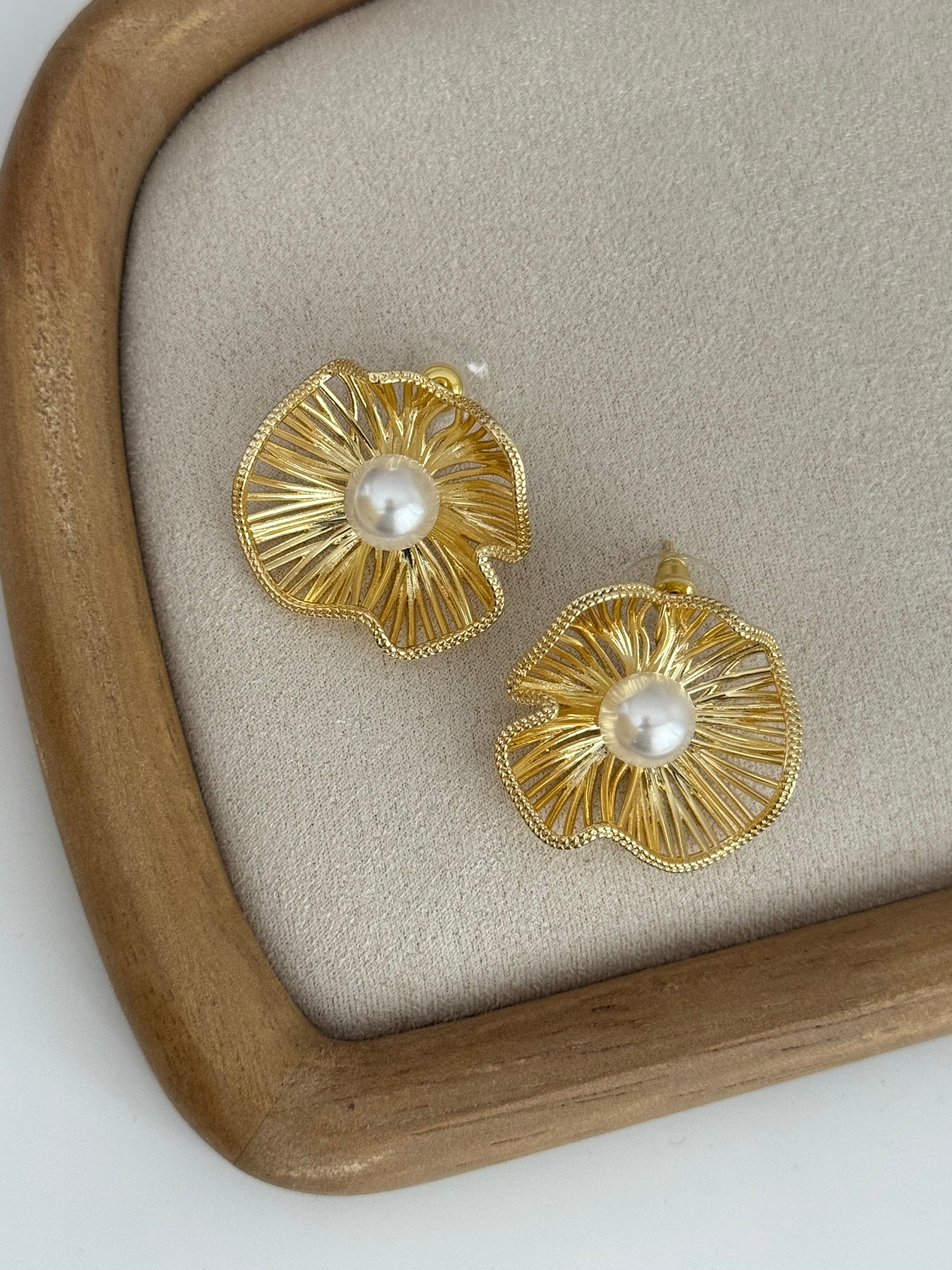 DELARA İNCİ DETAYLI GOLD ÇİÇEK KÜPE