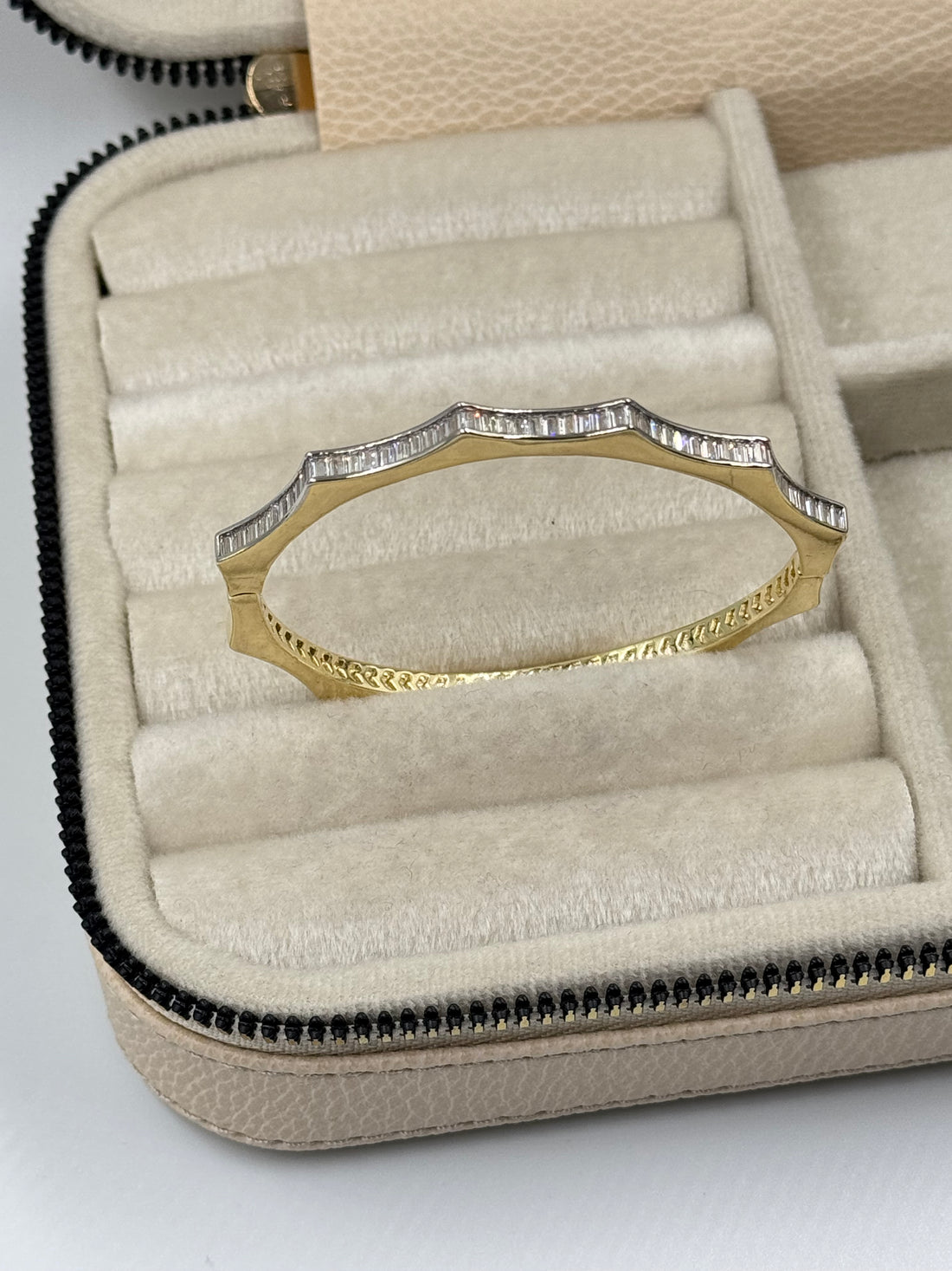 İTHAL DALGA DETAYLI TAŞLI GOLD KELEPÇE BİLEZİK