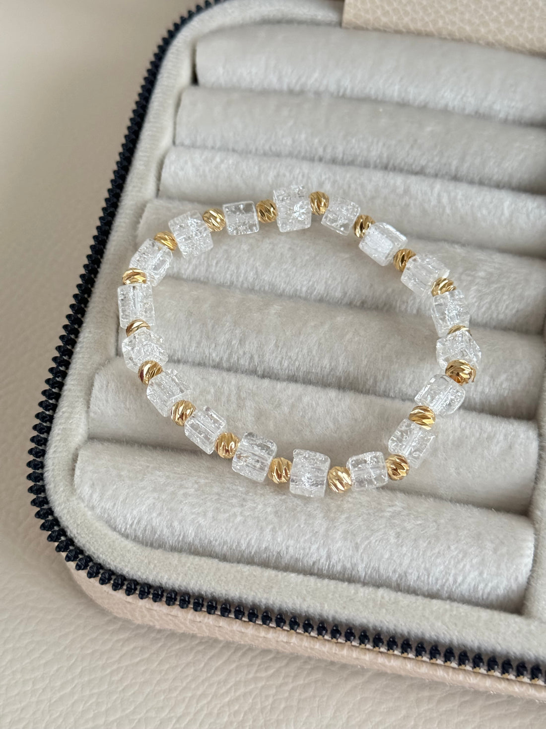 KRİSTAL CAM BONCUKLU ALTIN KAPLAMA DORİKA DETAYLI BİLEKLİK