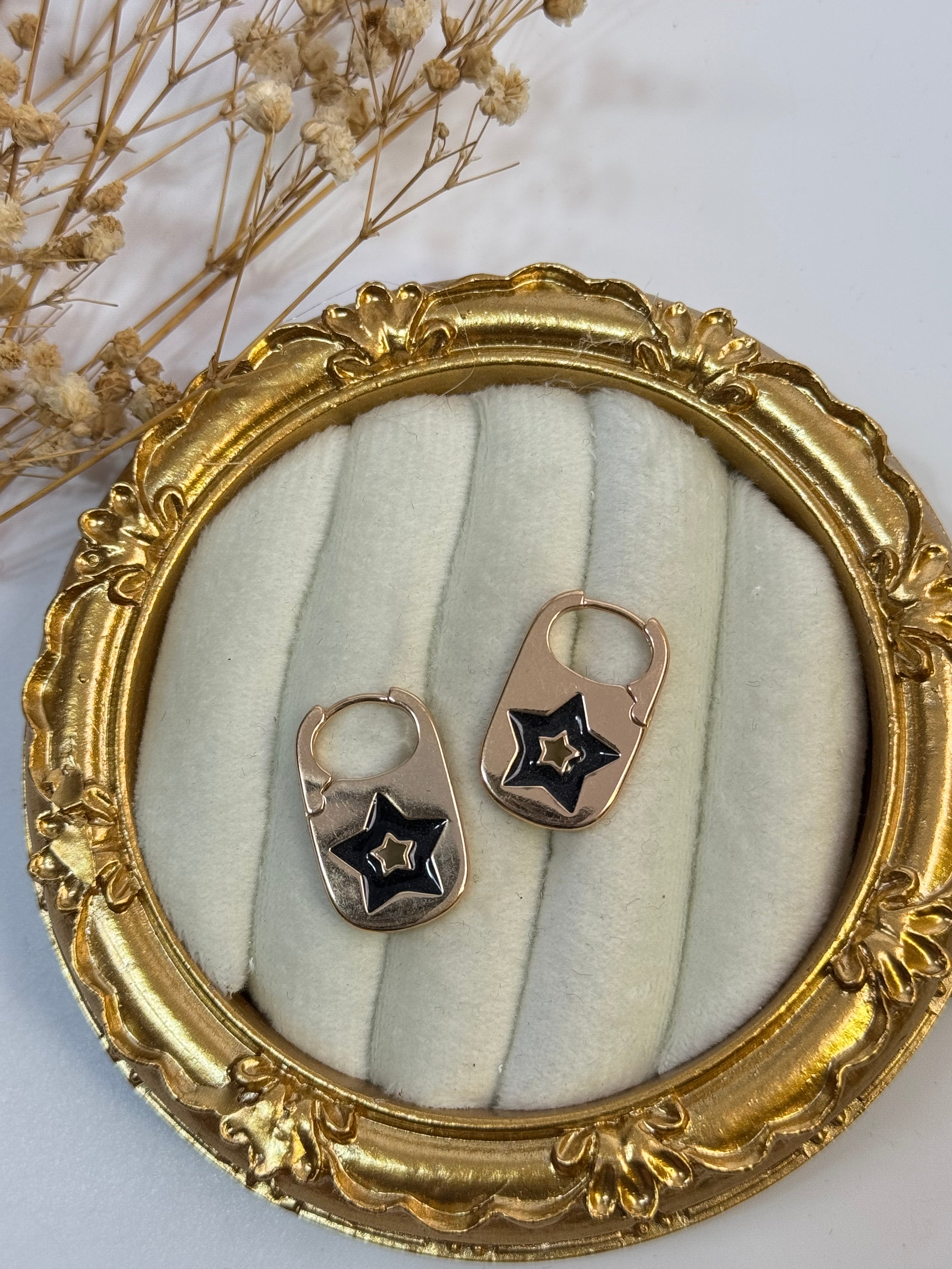 İTHAL SİYAH MİNELİ YILDIZ DETAYLI KÜPE