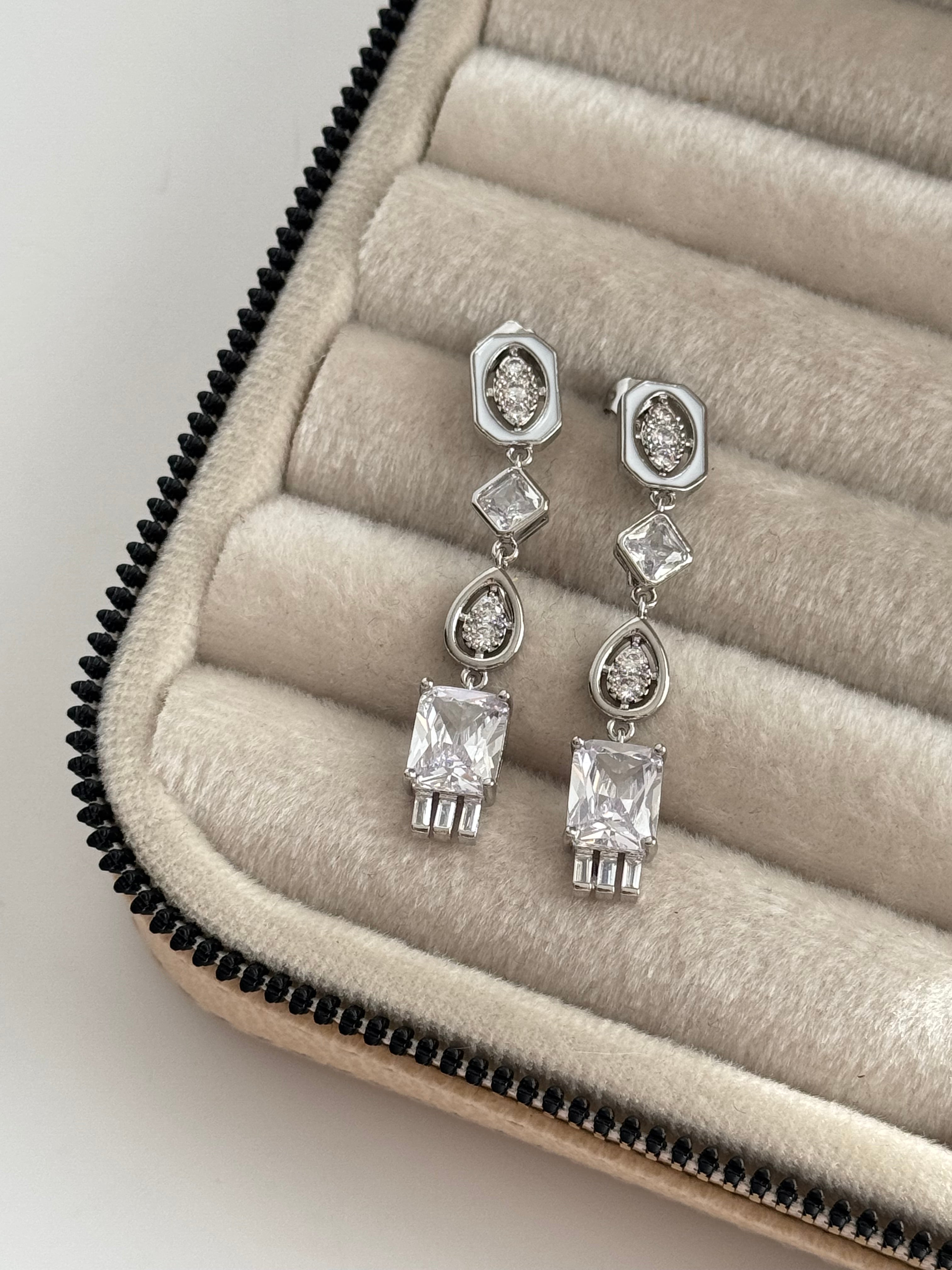 İTHAL BAGET TAŞLI SİLVER KÜPE