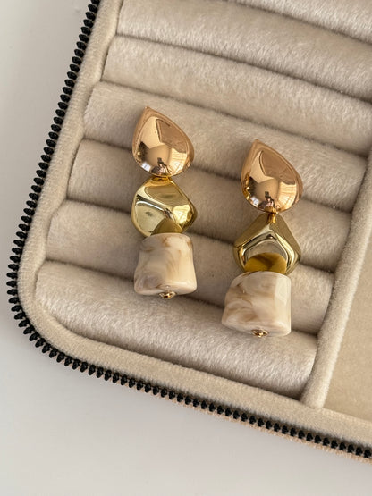 İTHAL MARKA MODEL KREM TAŞLI KÜPE