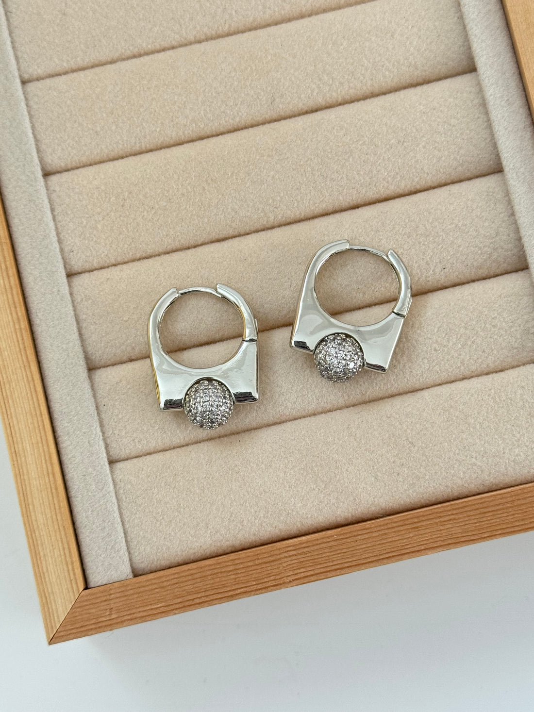 ZUNE TAŞLI TOPÇUK DETAYLI SİLVER HALKA KÜPE