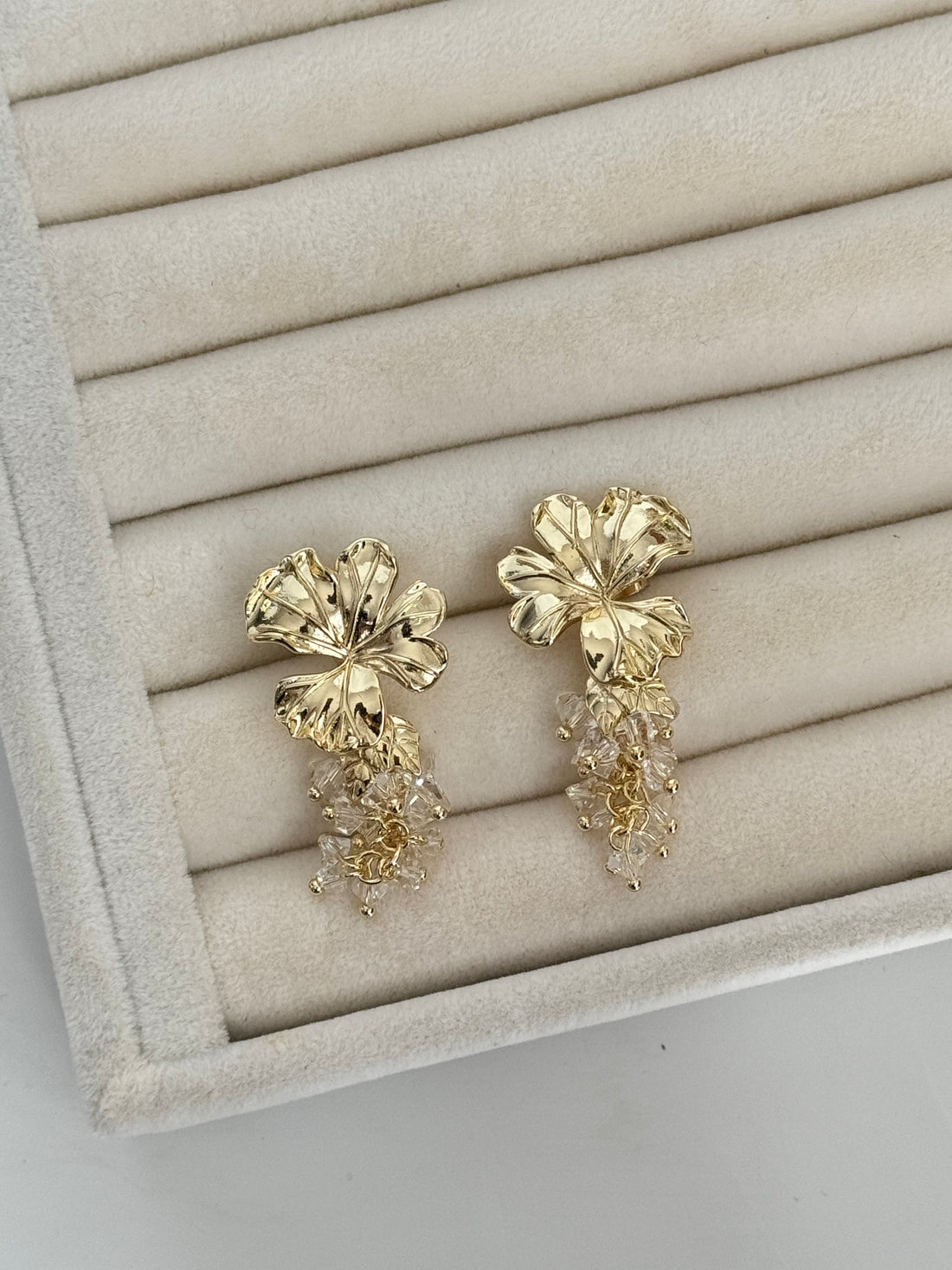 İTHAL ÇİÇEK DETAYLI SALLANTILI GOLD KÜPE