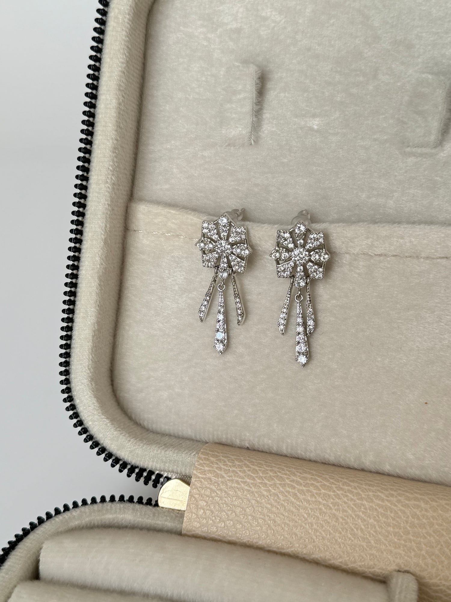 İTHAL MARKA MODEL TAŞLI SİLVER KÜPE