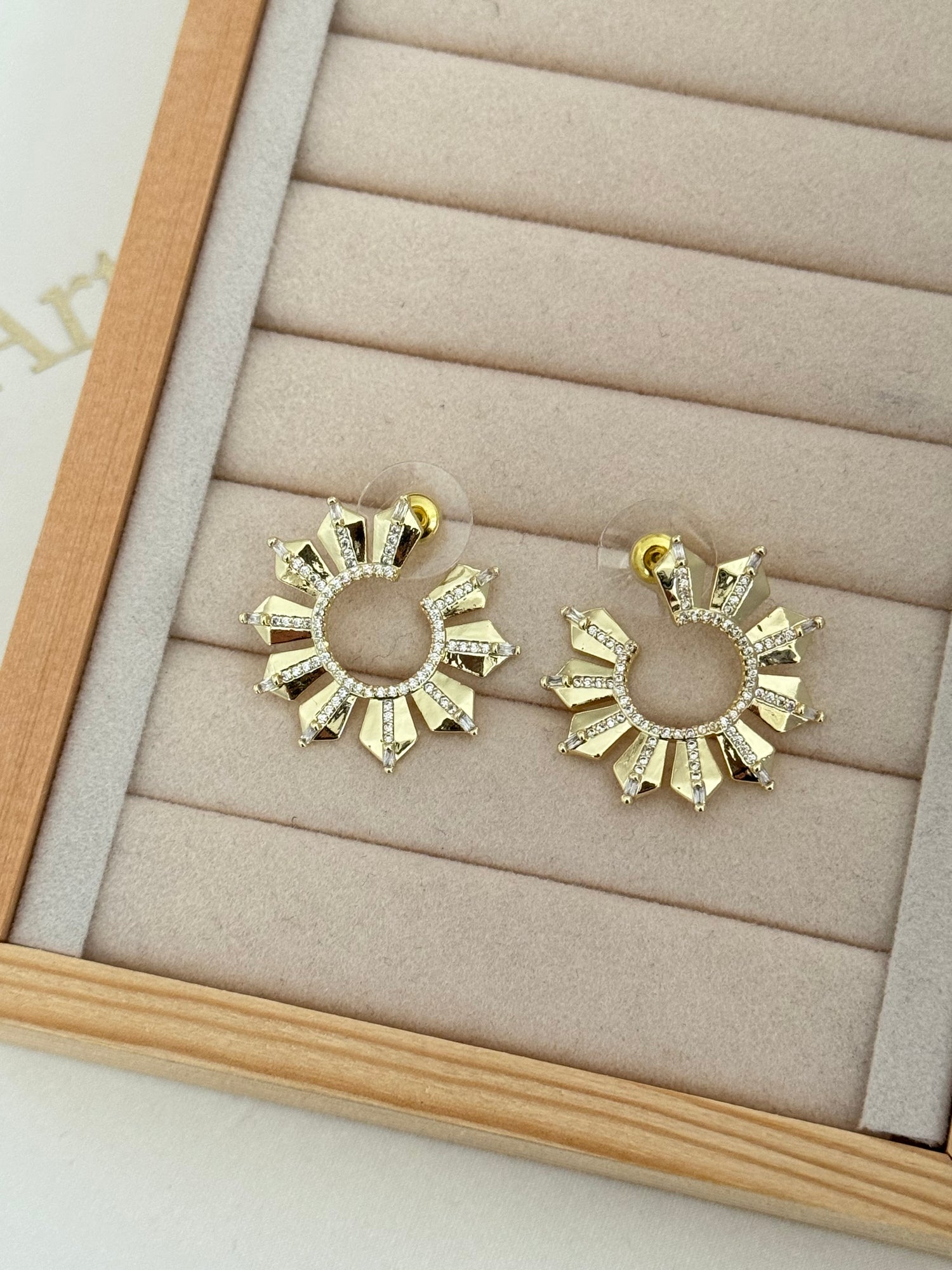 AVELİS TAŞLI HALKA DETAYLI GOLD KÜPE