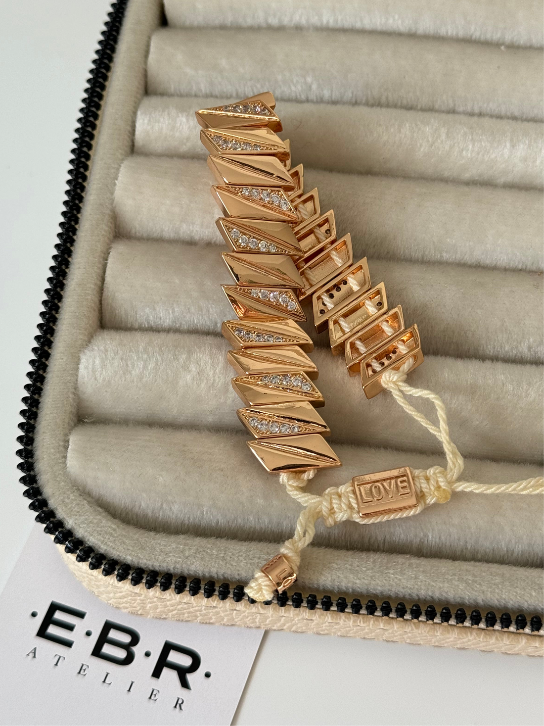 İTHAL ZİKZAK DETAYLI TAŞLI GOLD BEYAZ İPLİ BİLEKLİK