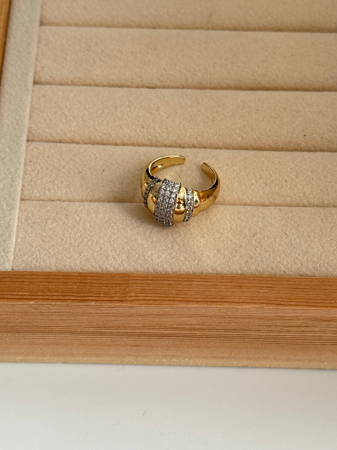 EYLA TAŞ DETAYLI KIKIRDAK KÜPE EARCUFF