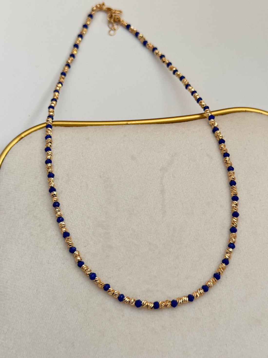 ORİN LACİVERT BONCUKLU ALTIN KAPLAMA DETAYLI KOLYE