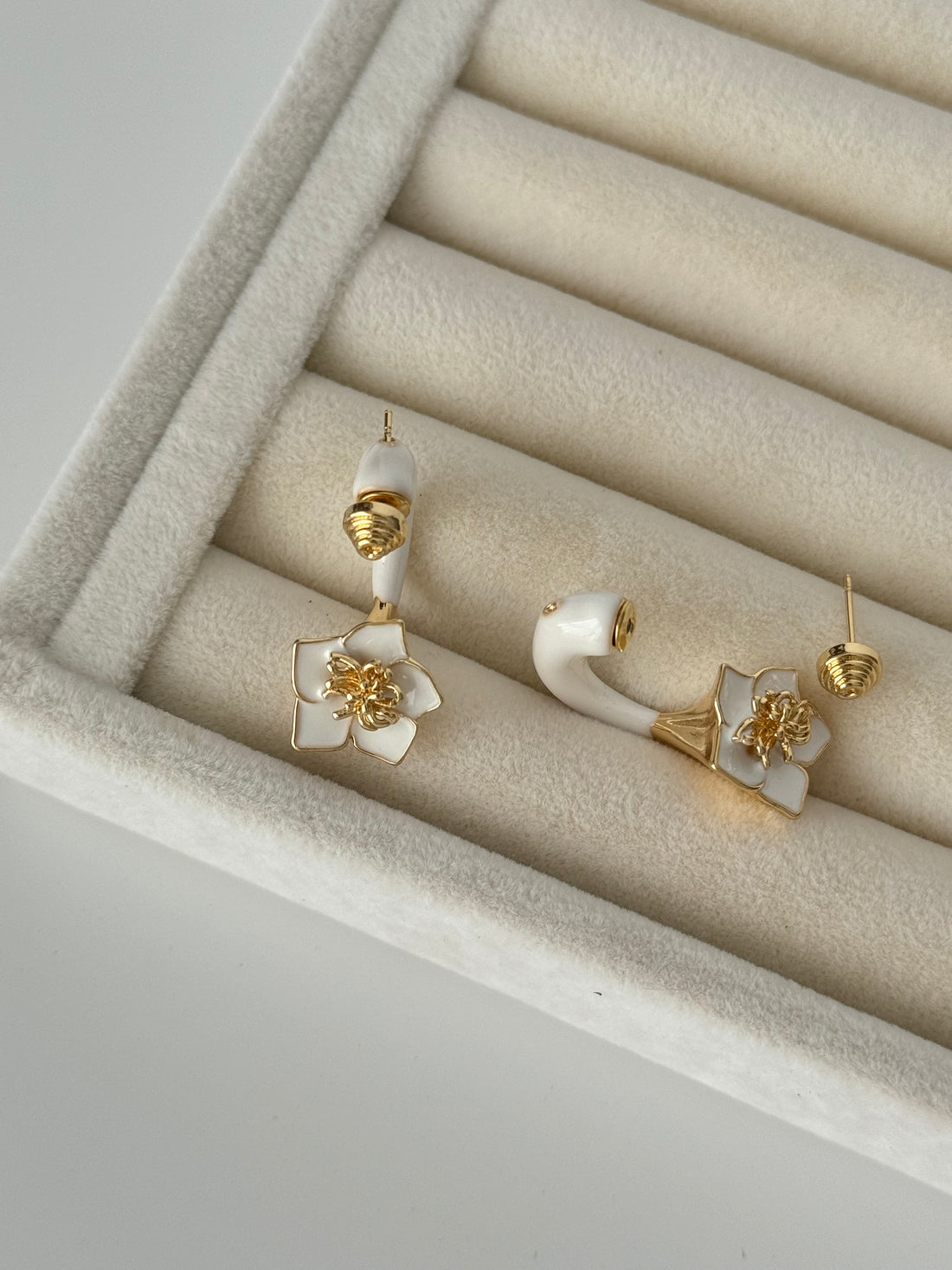 İTHAL BEYAZ MİNELİ ÇİÇEK DETAYLI MARKA MODEL GOLD KÜPE