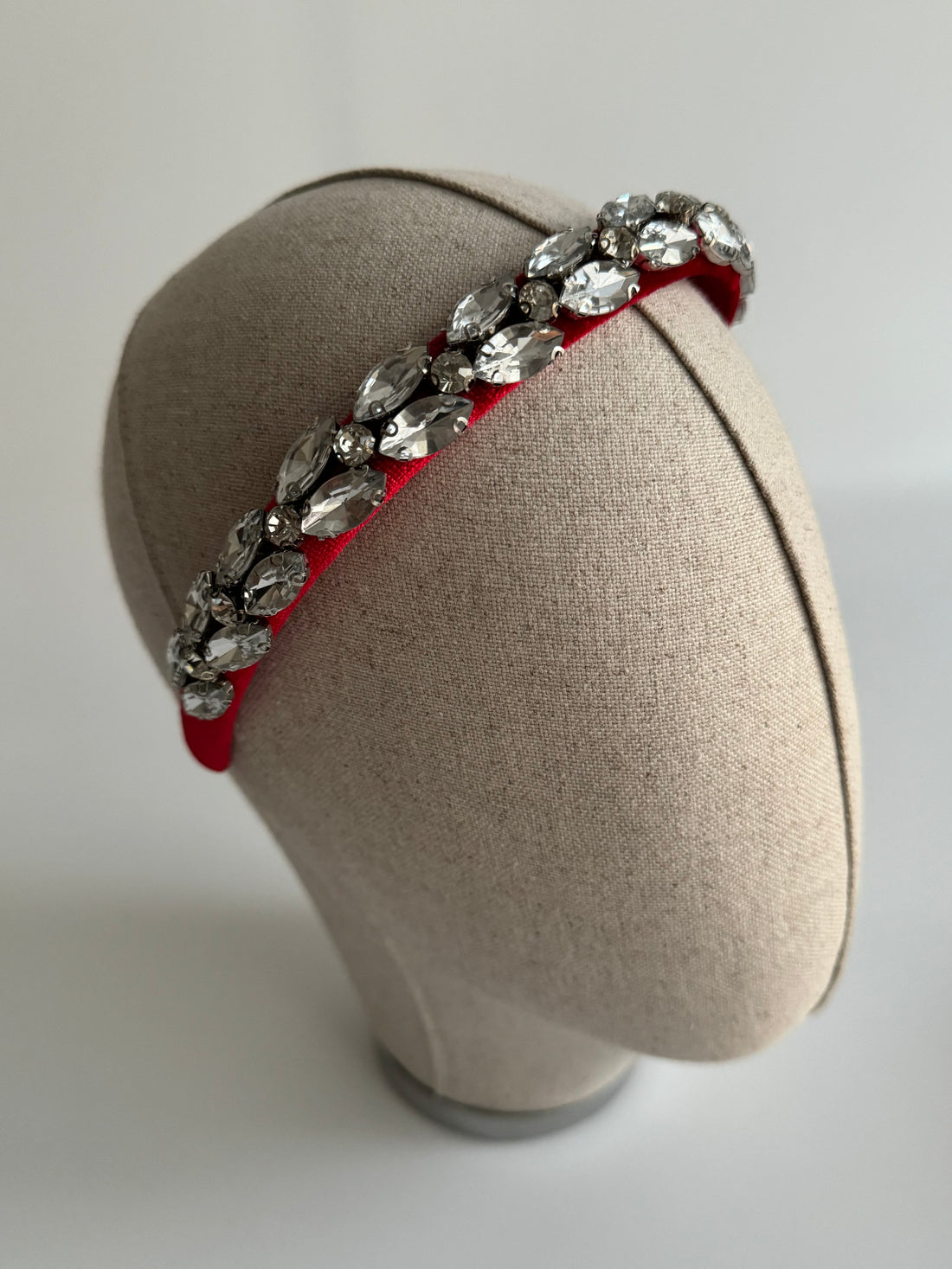 KIRMIZI TAŞLI KADİFE İNCE MODEL TAÇ