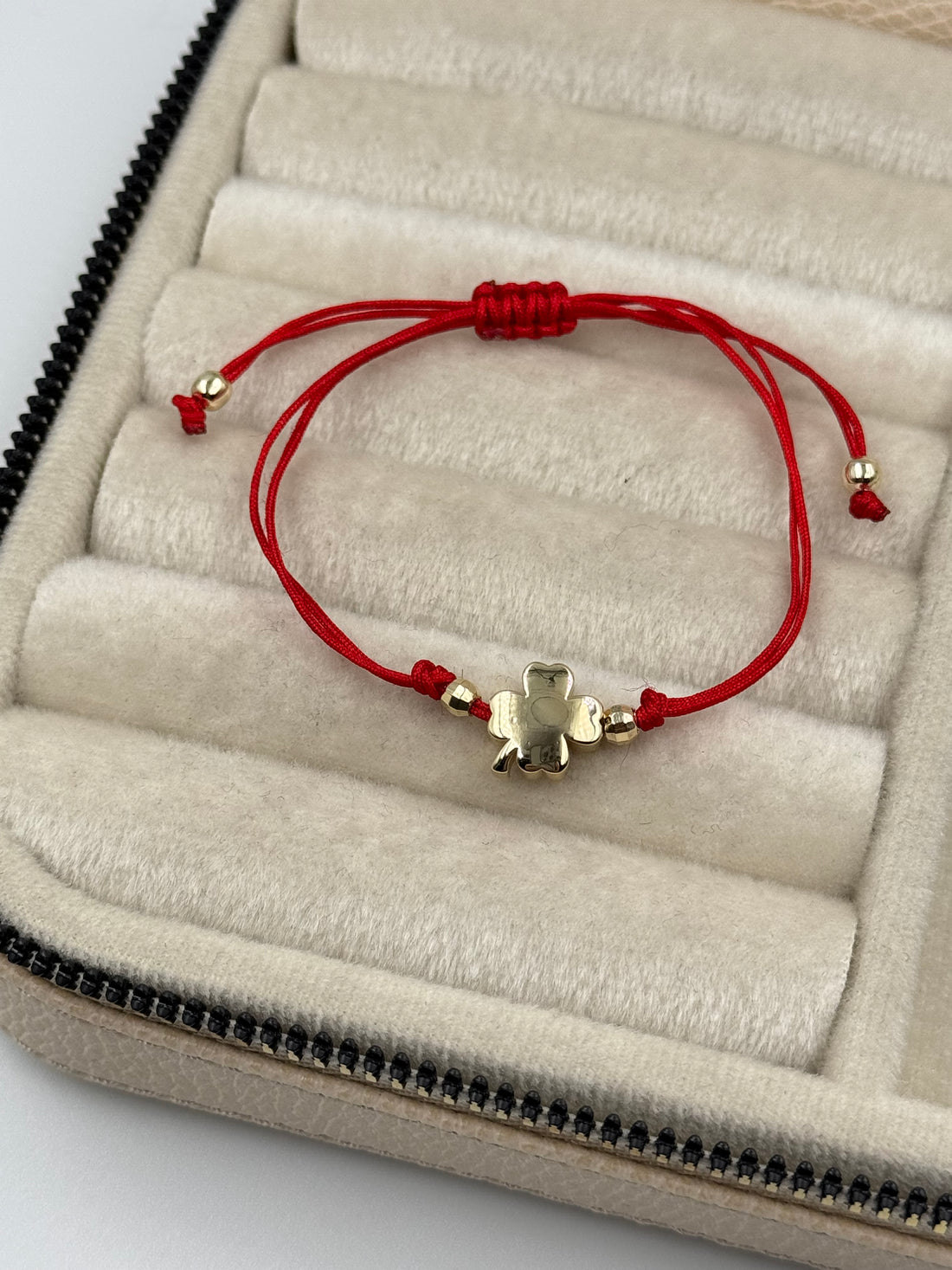 İTHAL YONCA DETAYLI KIRMIZI İPLİ AYARLANABİLİR BİLEKLİK