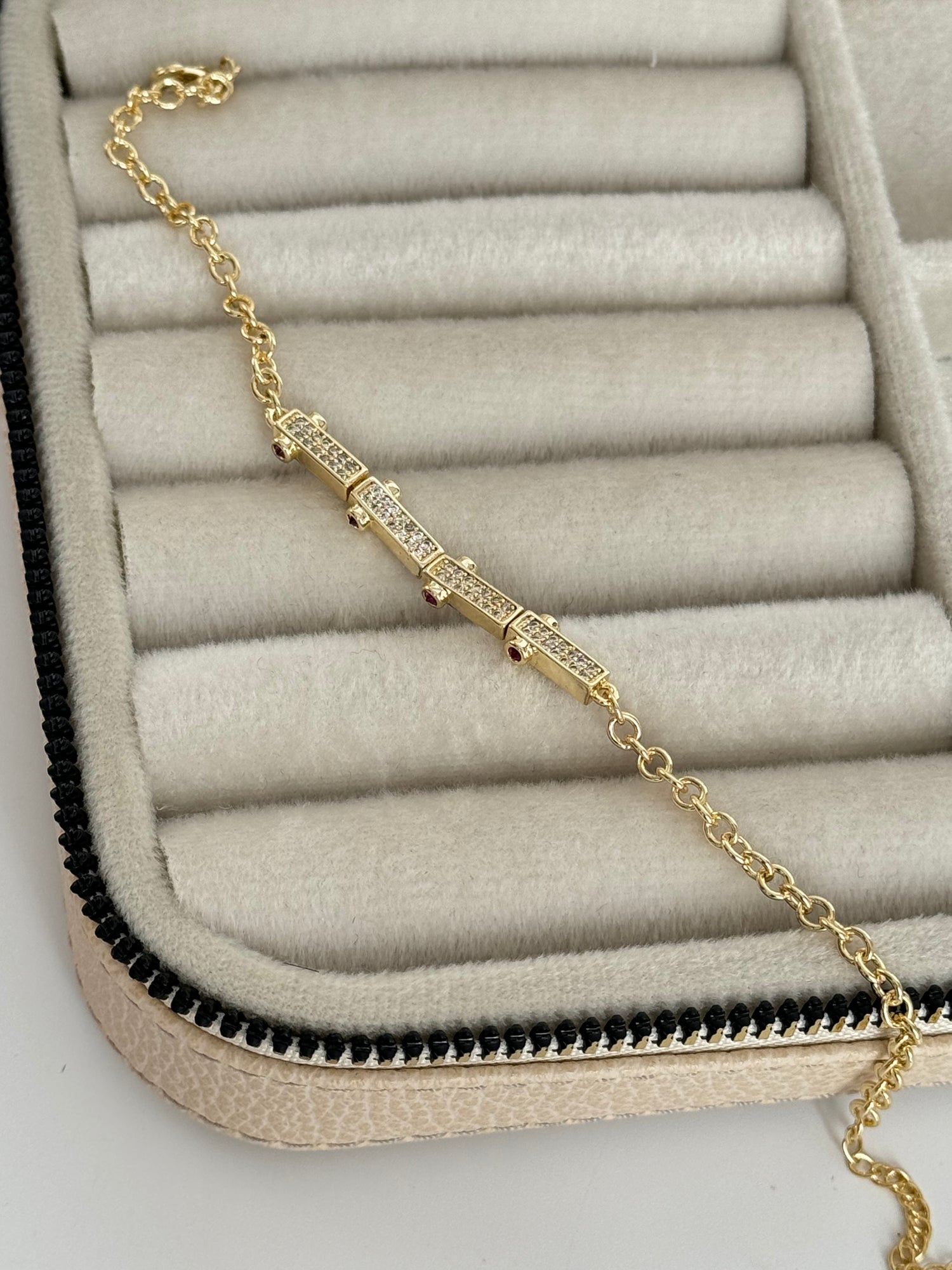 AVİN TAŞ DETAYLI GOLD BİLEKLİK