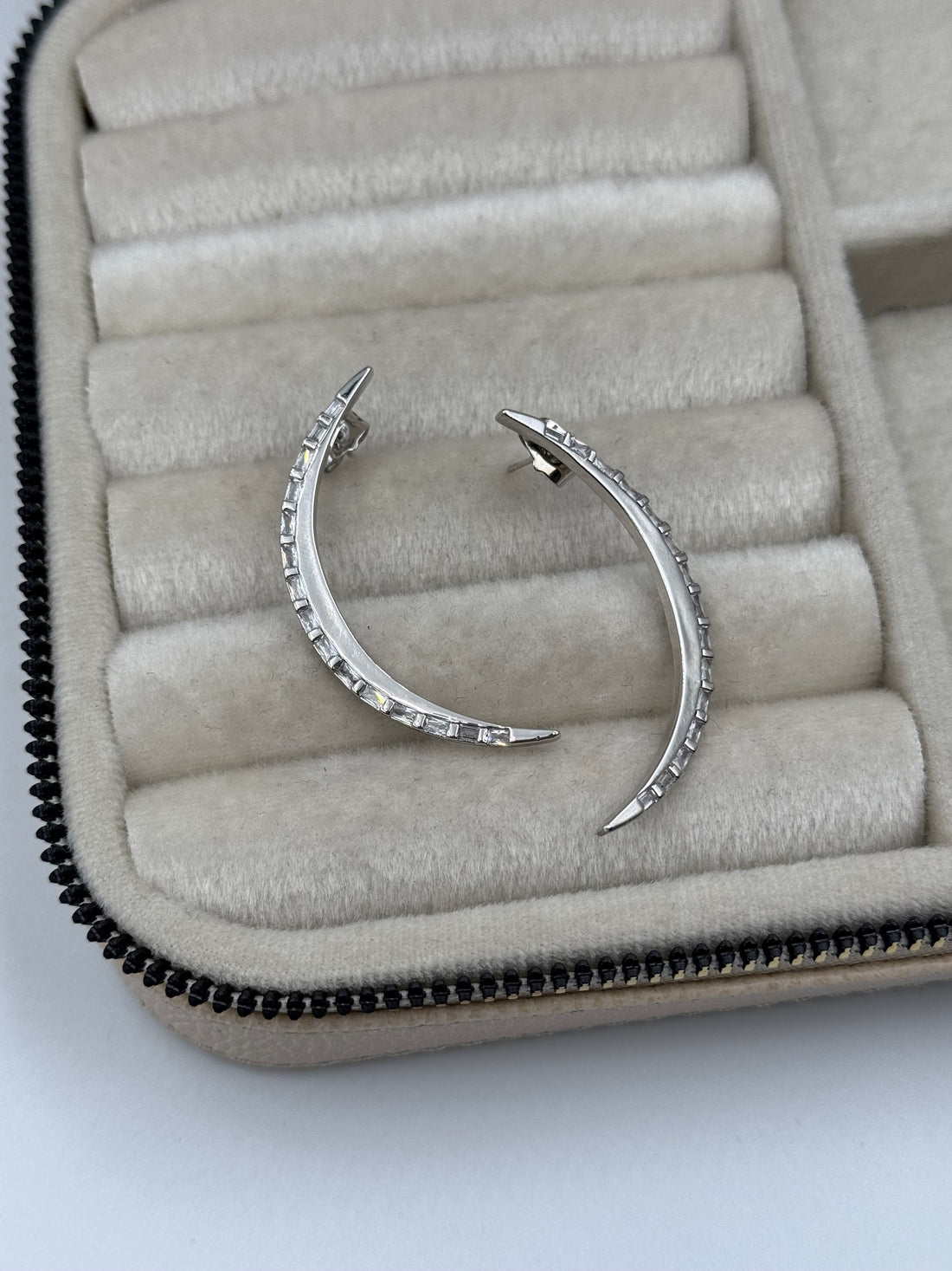 İTHAL YARIM AY DETAYLI SİLVER KÜPE